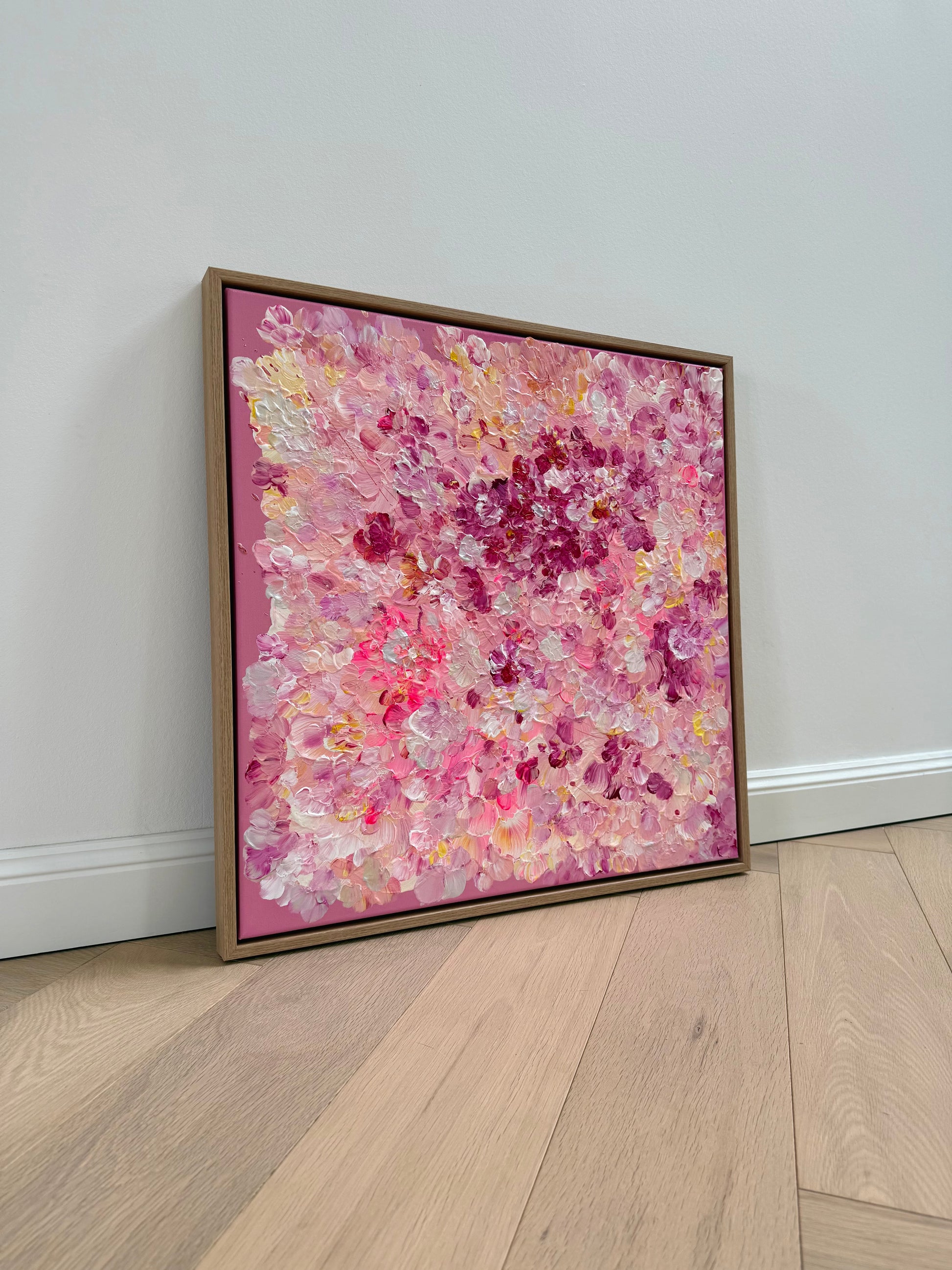 Abstraktes Blumenbild FLORALS #13 schräg aufgestellt im Raum, strukturreiche Acrylmalerei in Pink und Creme