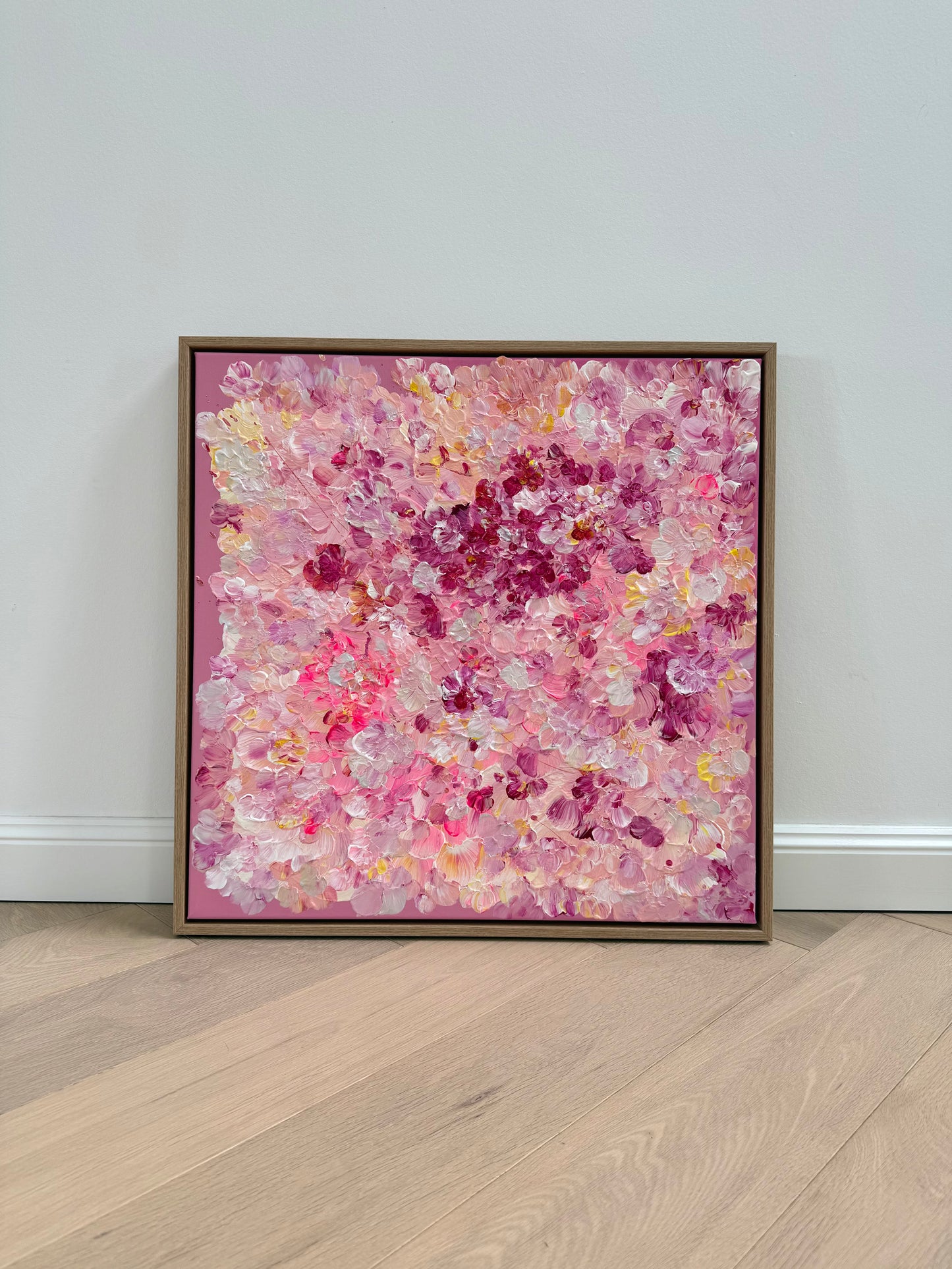 FLORALS #13 frontal aufgestellt, abstraktes florales Kunstwerk in Pink, Rosé und Creme