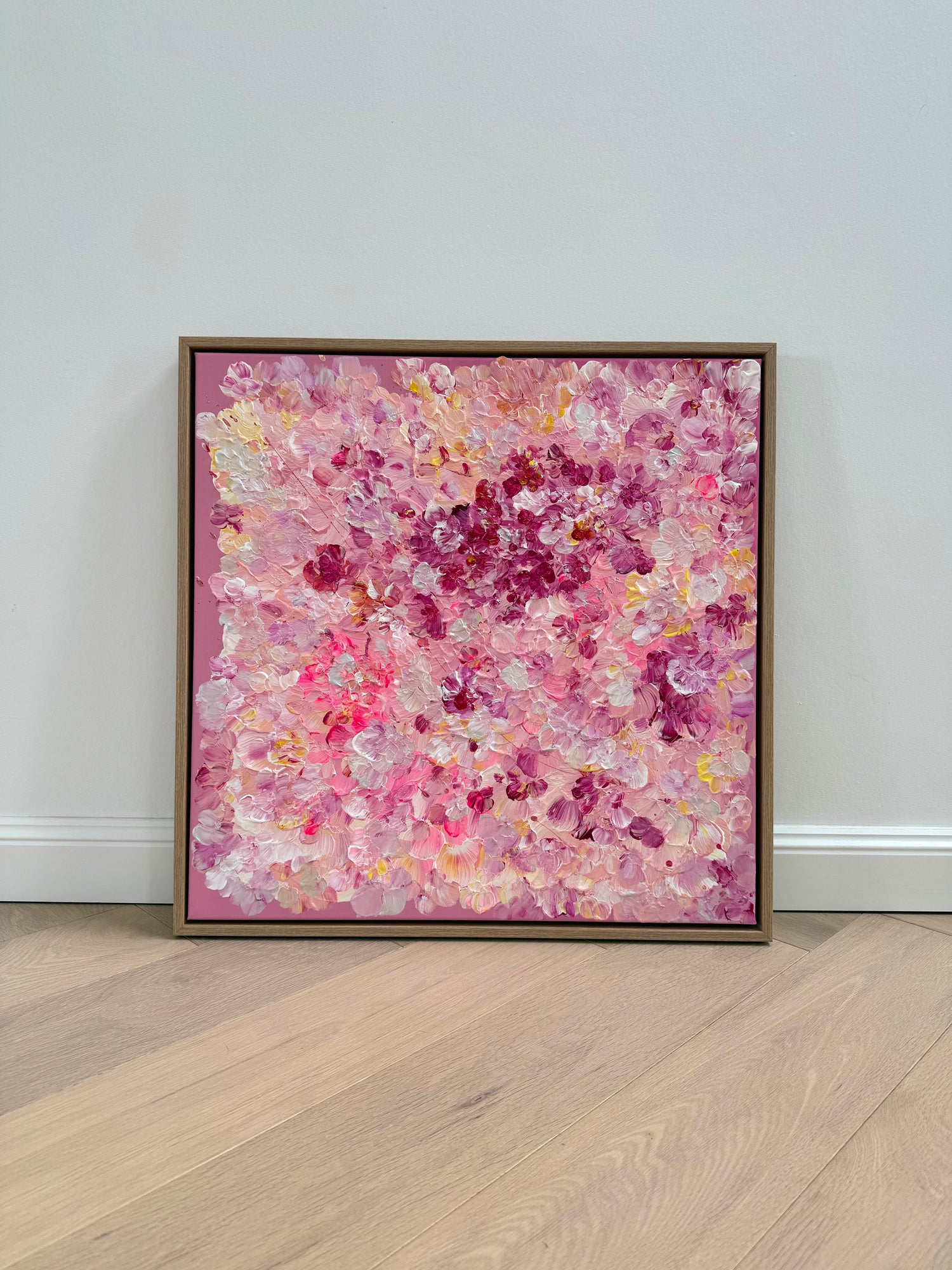 FLORALS #13 frontal aufgestellt, abstraktes florales Kunstwerk in Pink, Rosé und Creme