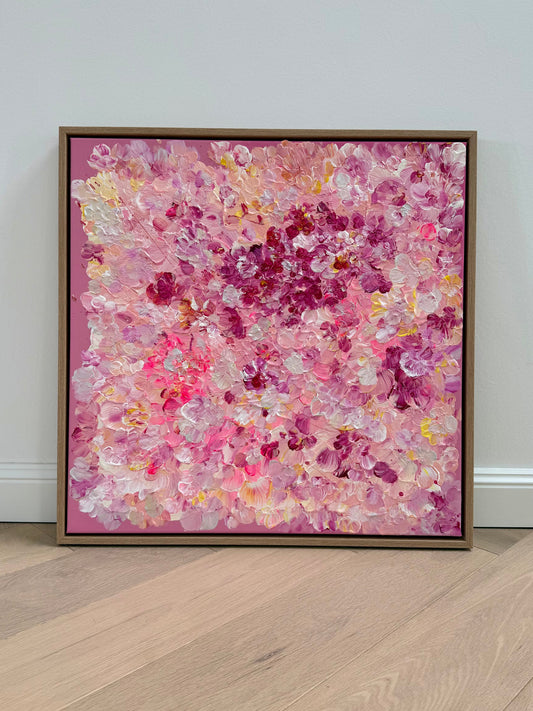 Abstraktes florales Acrylbild FLORALS #13 in Rosa, Pink und Rosé im Eichenrahmen auf hellem Holzboden, modernes Wandbild mit Textur