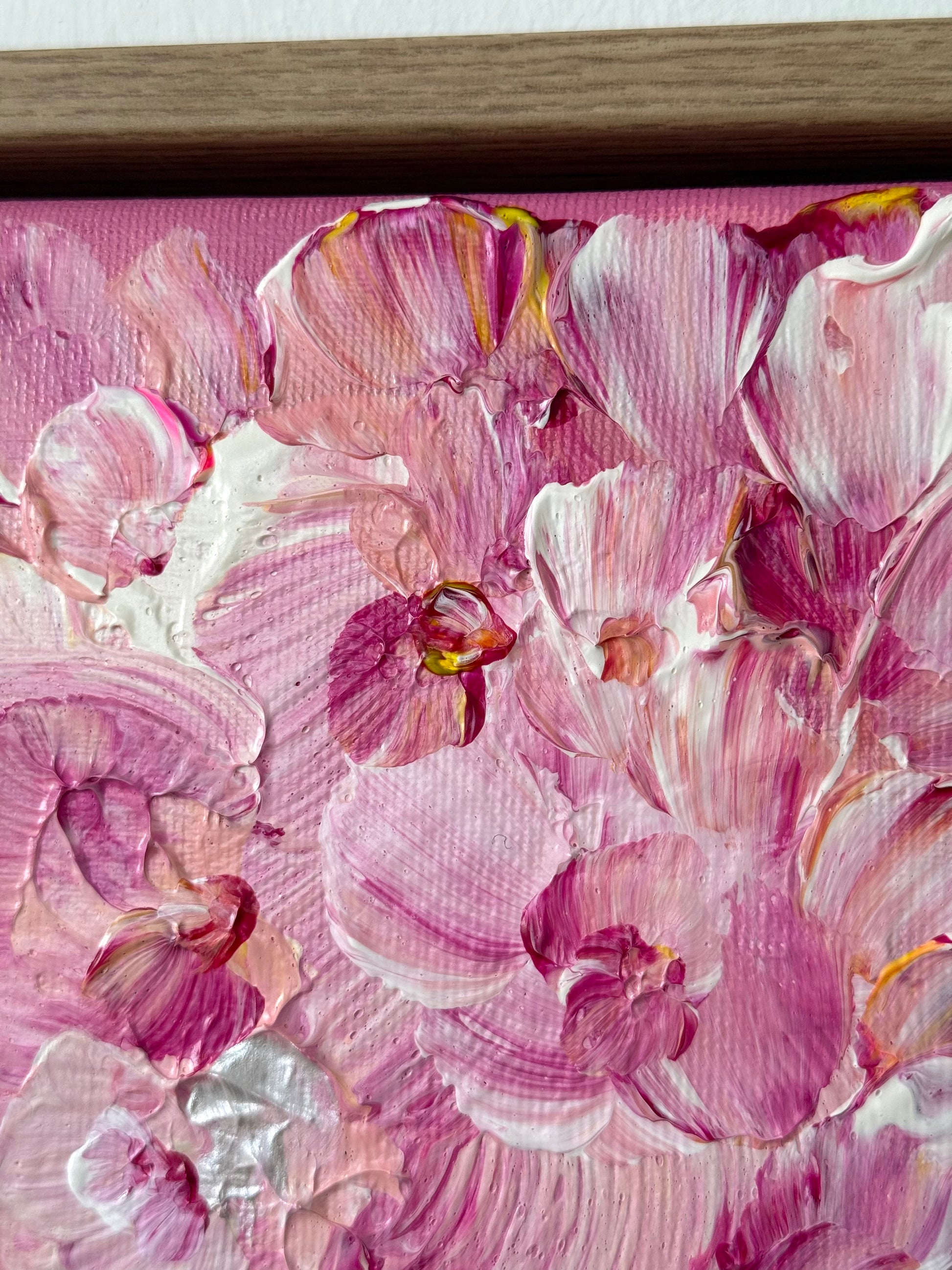 Makroaufnahme FLORALS #13 mit Schichten, Haptik und Farbspiel in Rosa, Beere und Creme