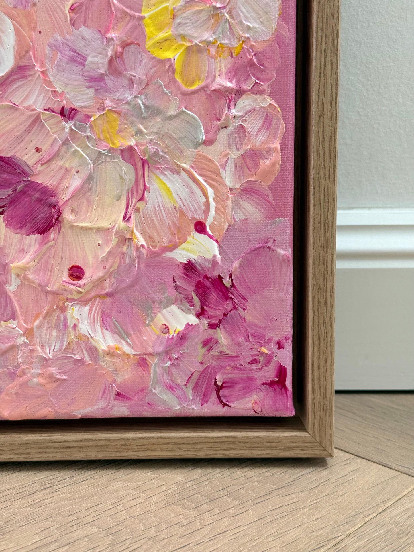 Nahaufnahme von FLORALS #13 mit floralen Strukturen in Rosa und Pink, abstrakte Acrylkunst