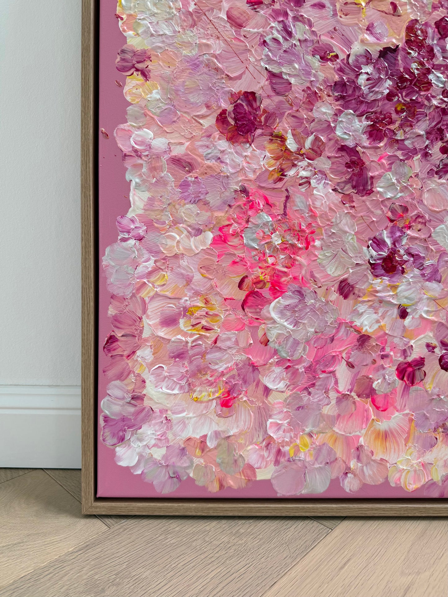 Nahaufnahme von FLORALS #13 mit floralen Strukturen in Rosa und Pink, abstrakte Acrylkunst