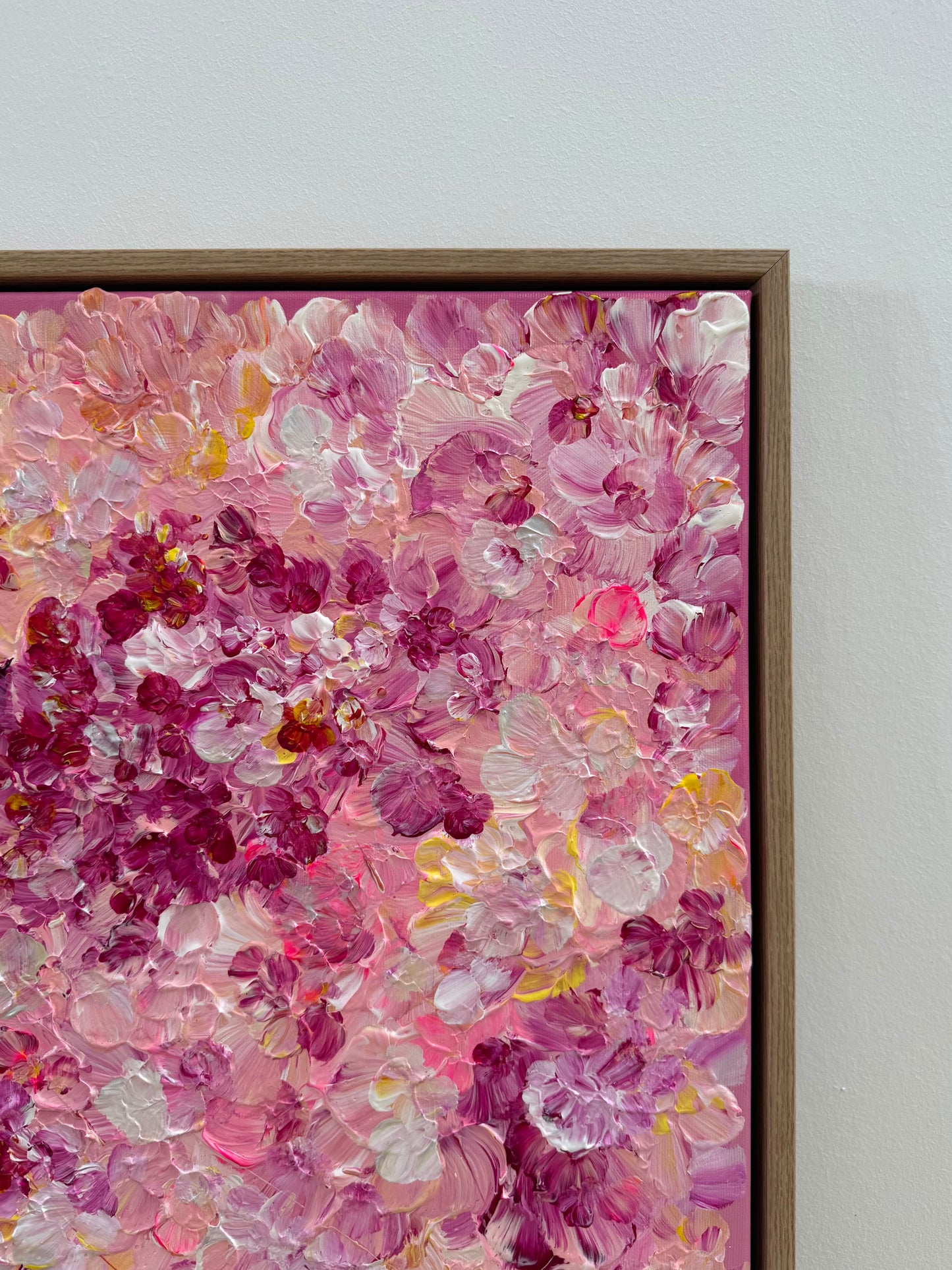 Nahaufnahme Ecke des Bildes mit floraler Struktur, Acrylfarbe mit Schichten und Haptik in Rosa, Beere und Gelb