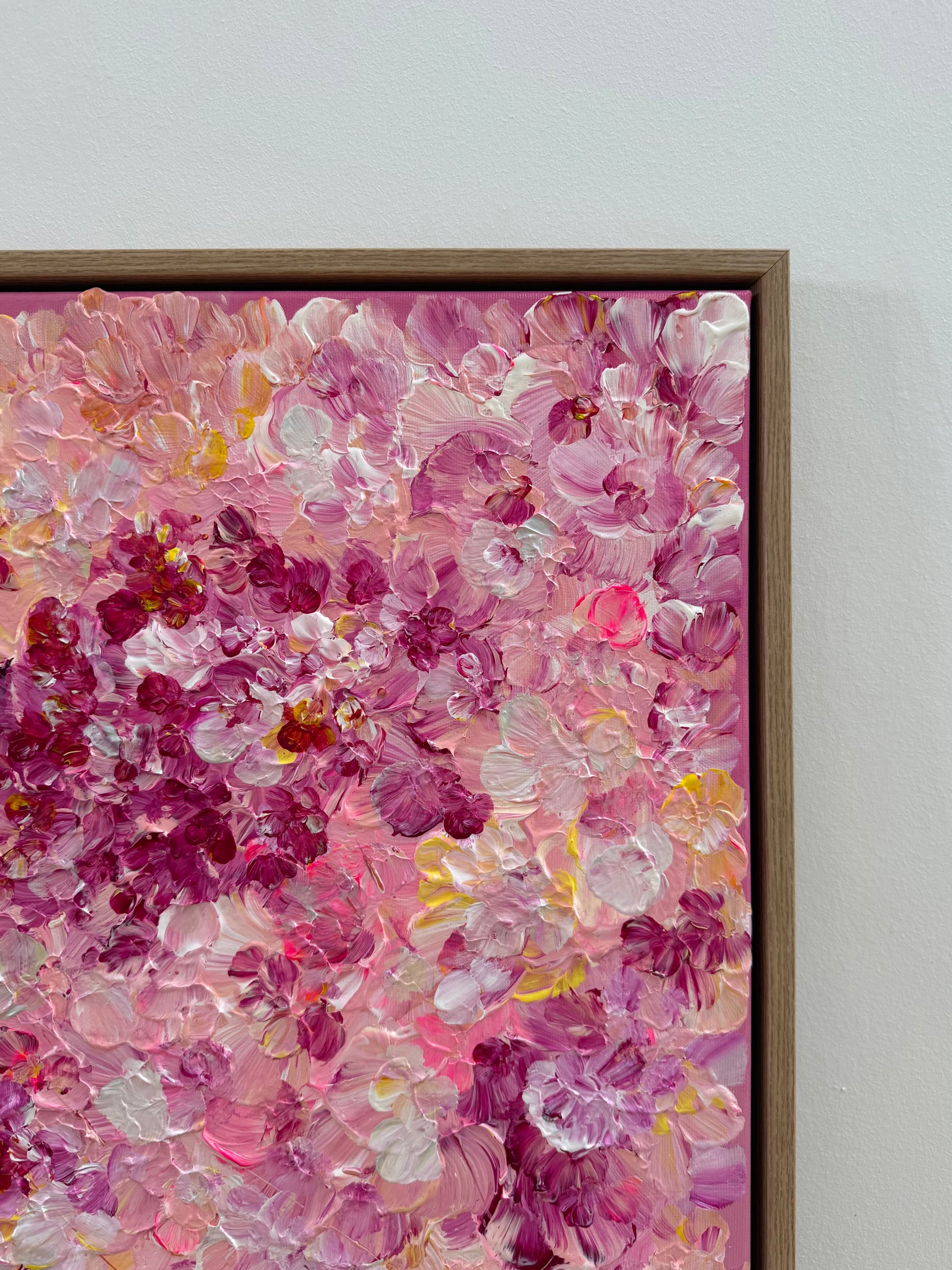 Nahaufnahme Ecke des Bildes mit floraler Struktur, Acrylfarbe mit Schichten und Haptik in Rosa, Beere und Gelb