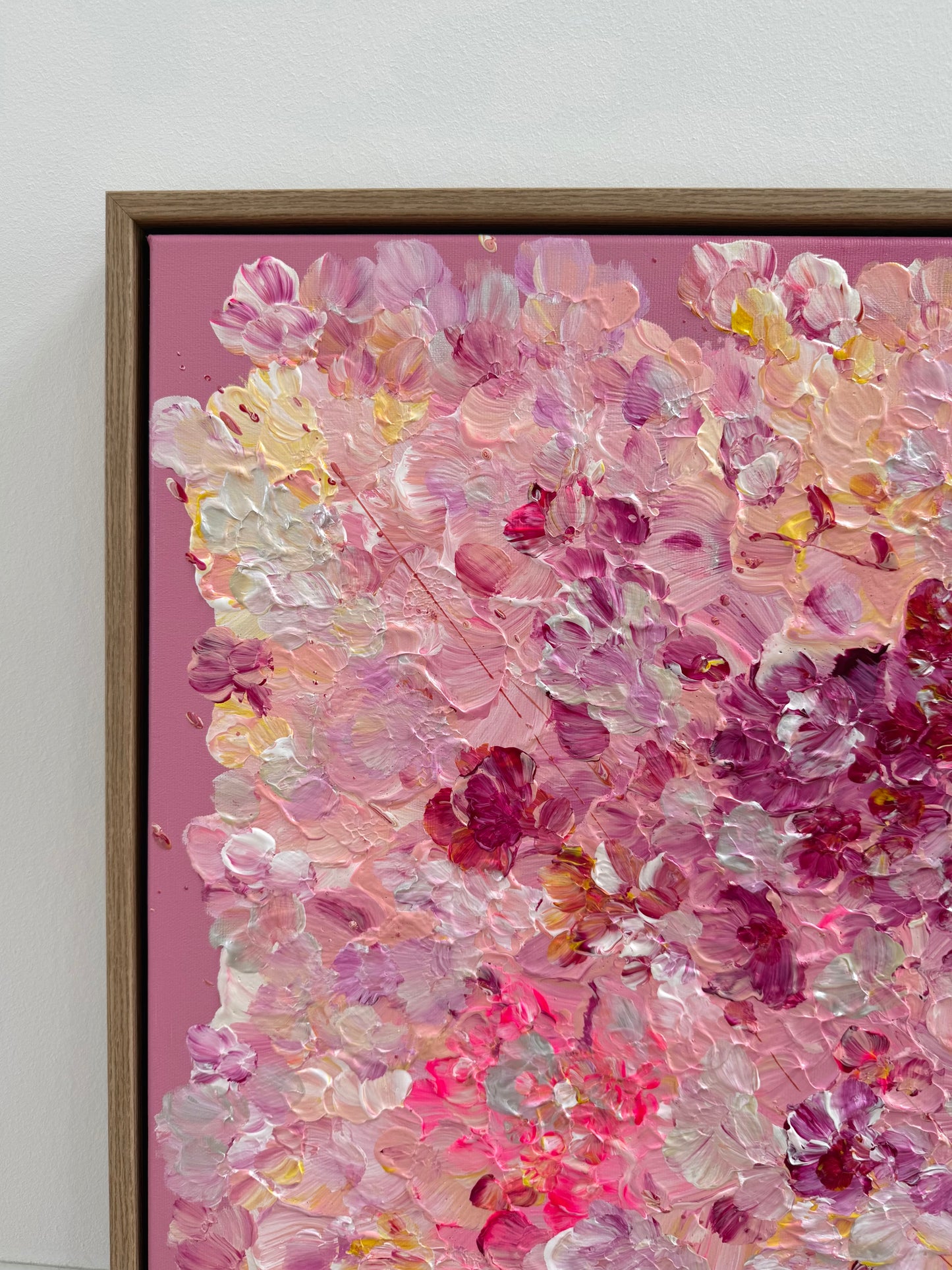 Nahaufnahme FLORALS #13 mit sichtbarer Textur, florale Acrylstruktur in Rosa, Pink und Beere