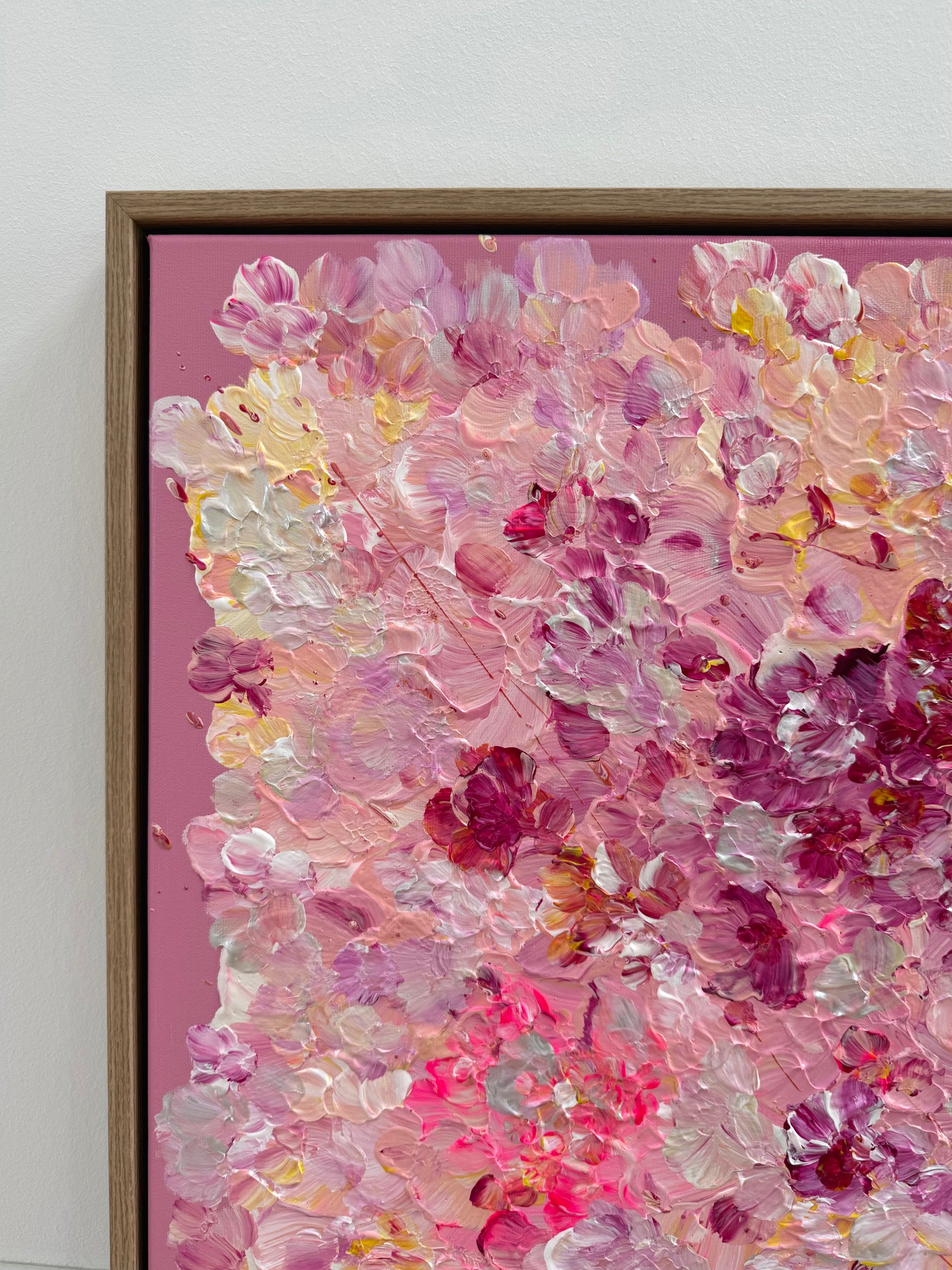 Nahaufnahme FLORALS #13 mit sichtbarer Textur, florale Acrylstruktur in Rosa, Pink und Beere