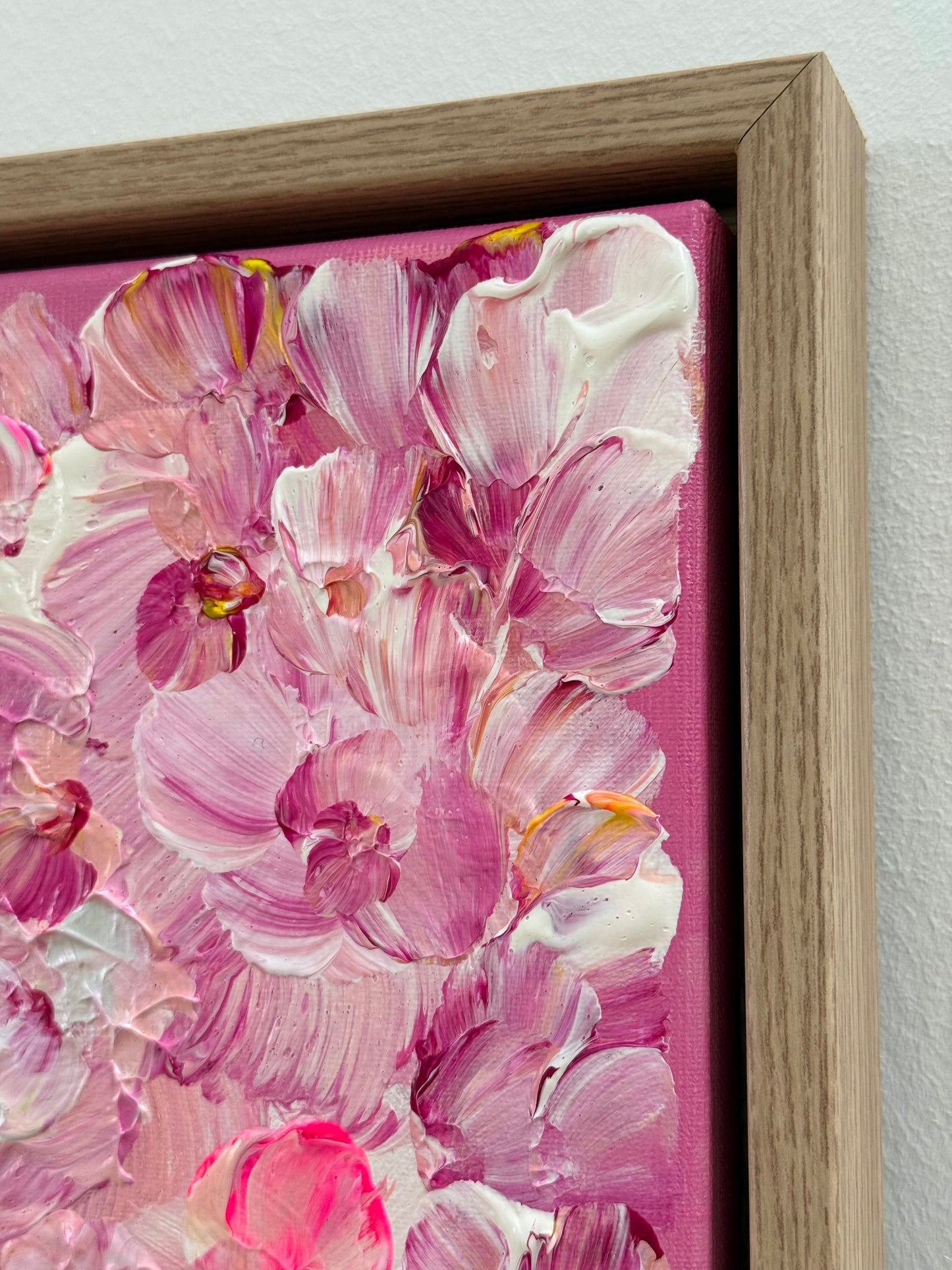 Nahaufnahme florale Struktur FLORALS #13, Acrylfarbe mit Schichten und Haptik in Rosa und Gelb