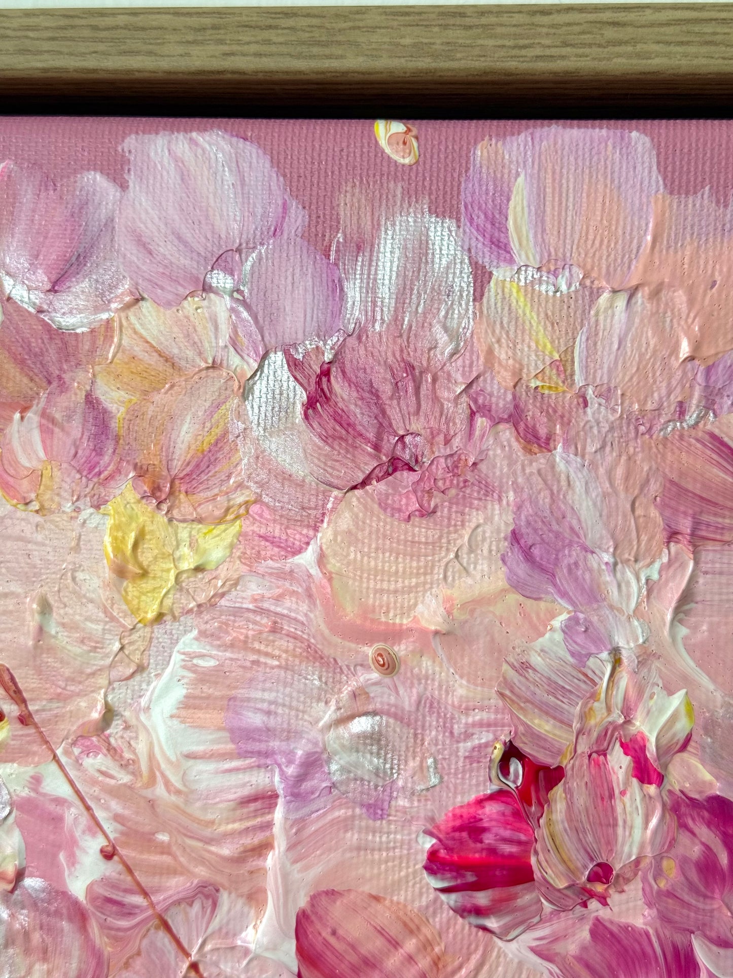 Detailaufnahme florale Acrylmalerei FLORALS #13 mit Textur und Farbverläufen sowie irisierendem Weiß