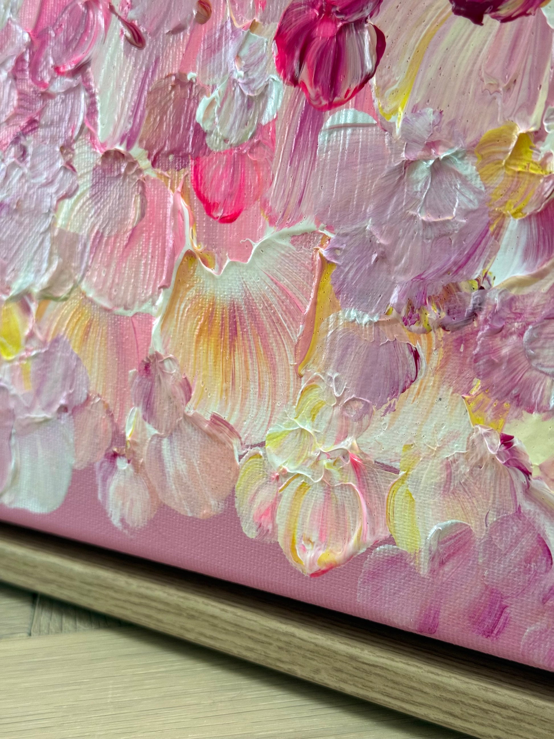 Makroaufnahme FLORALS #13 mit Schichten, Haptik und Farbspiel in Rosa, Creme und Gelb