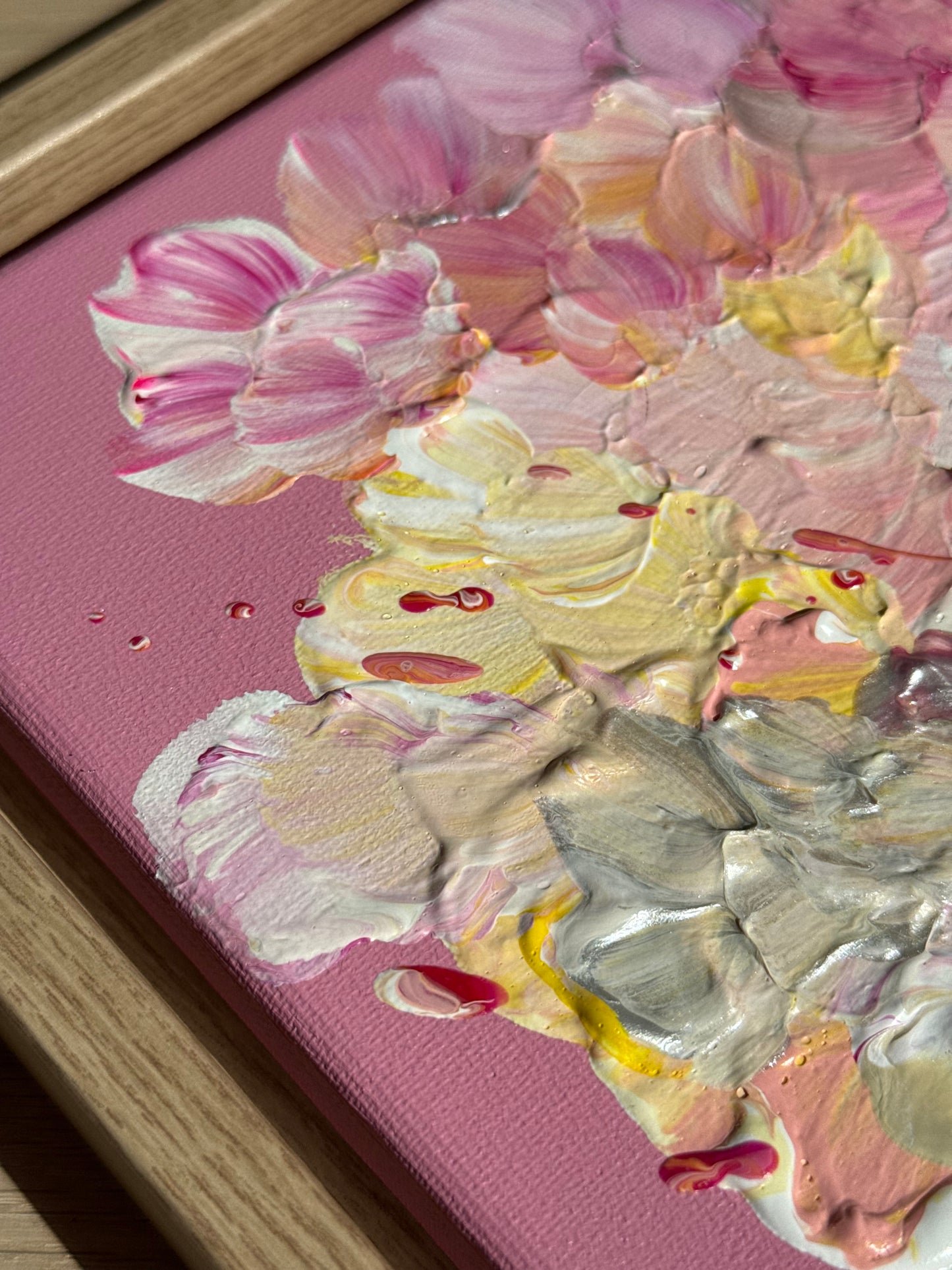 Makroaufnahme FLORALS #13 mit sichtbarer Struktur, florale Formen in Rosa und Beere