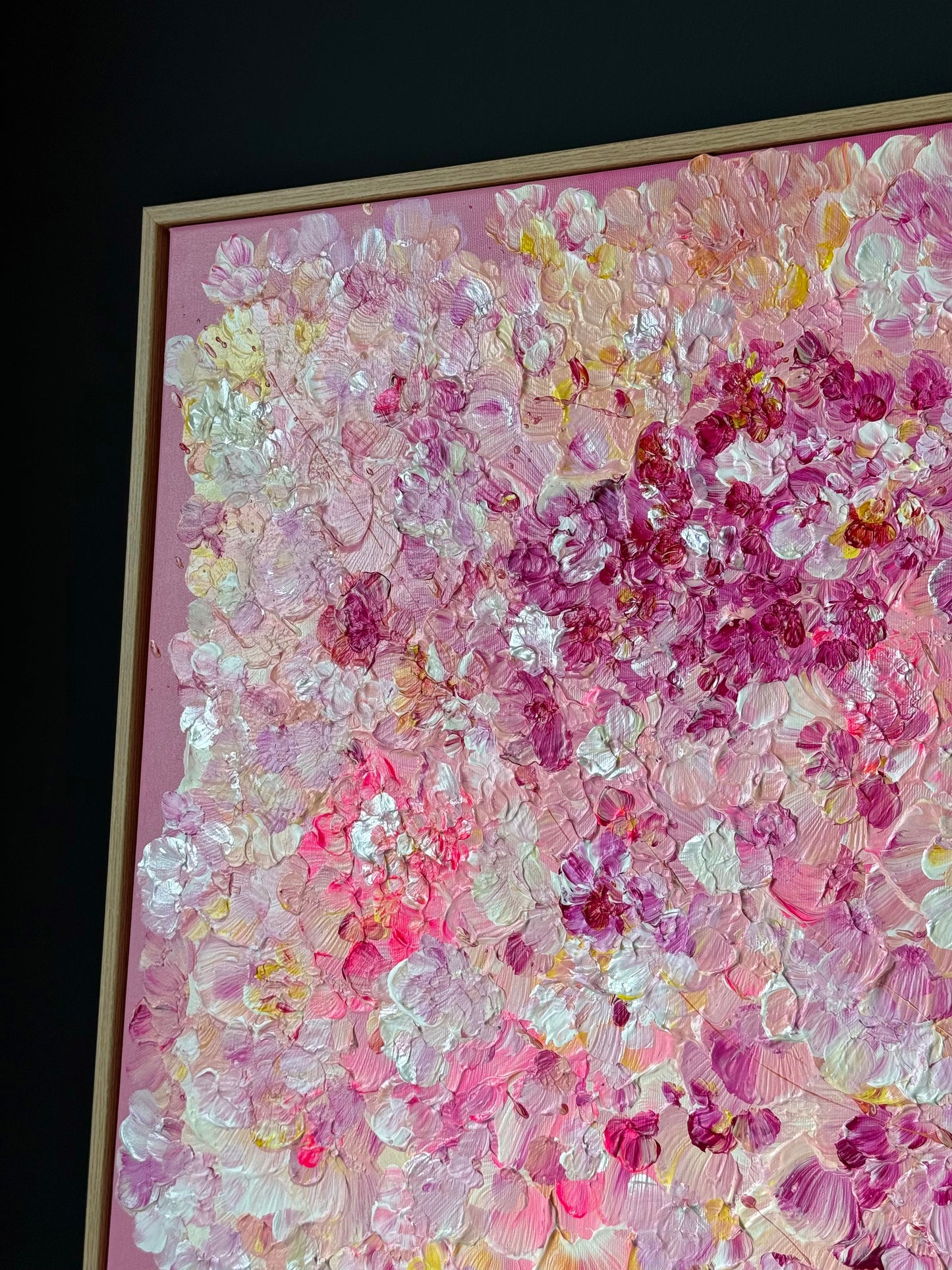 Seitenansicht von FLORALS #13 im Eichenrahmen, abstrakte florale Acrylmalerei mit Textur