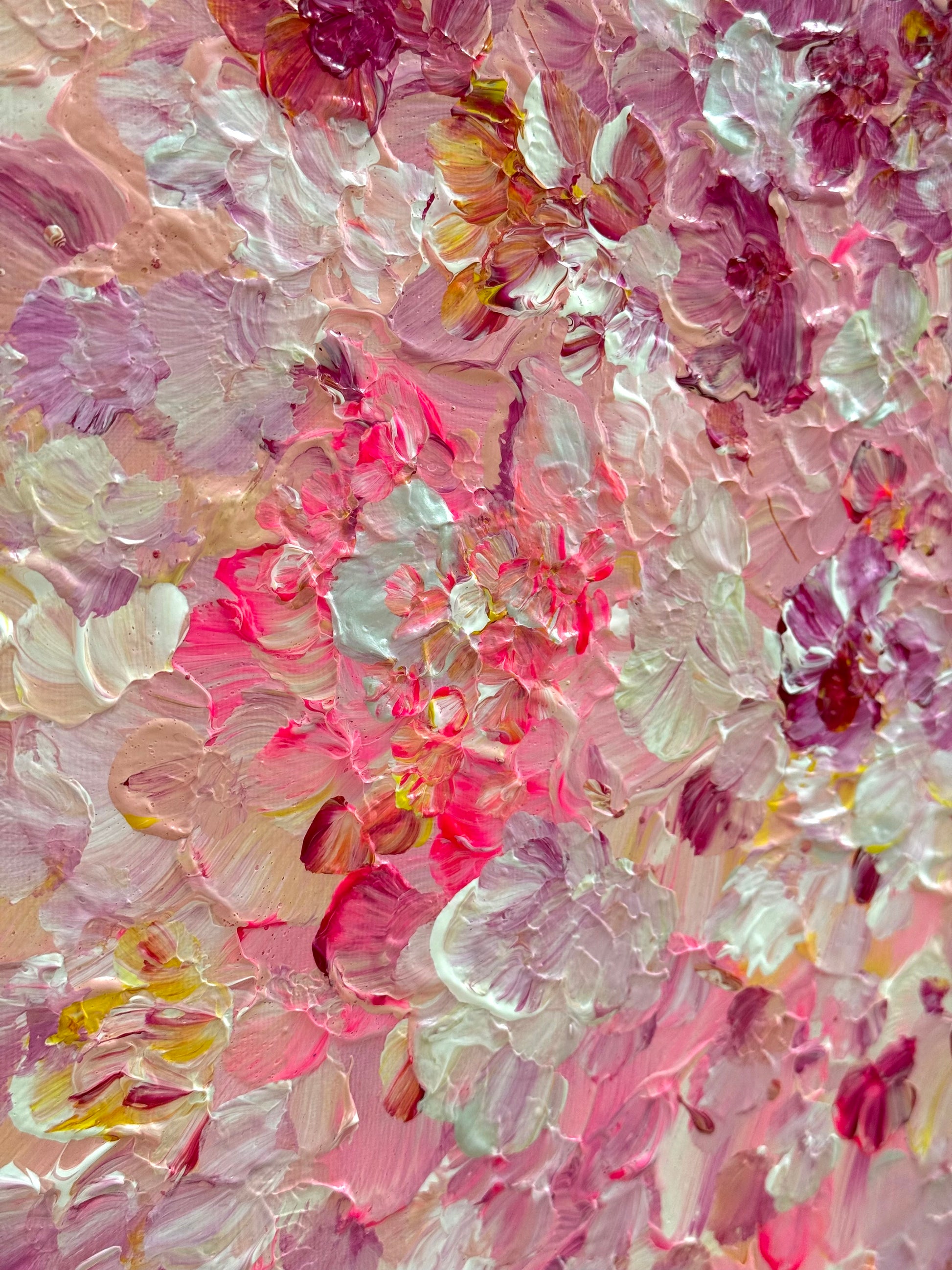 Makroaufnahme FLORALS #13 mit sichtbarer Struktur, florale Formen in Pink, Gelb und Beere