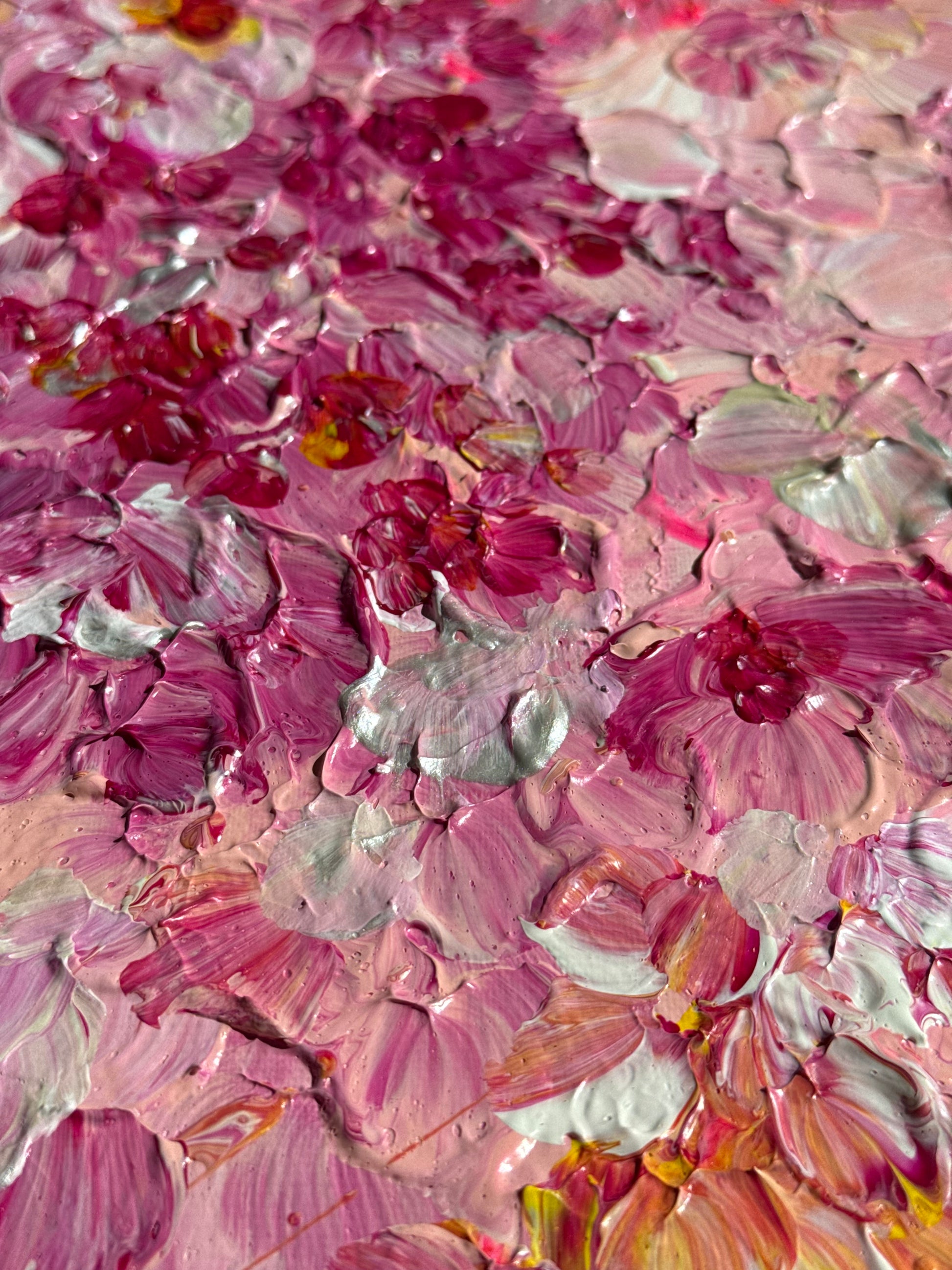 Makroaufnahme FLORALS #13 mit sichtbarer Struktur, florale Formen in Rosa und Beere sowie irisierendem Weiß