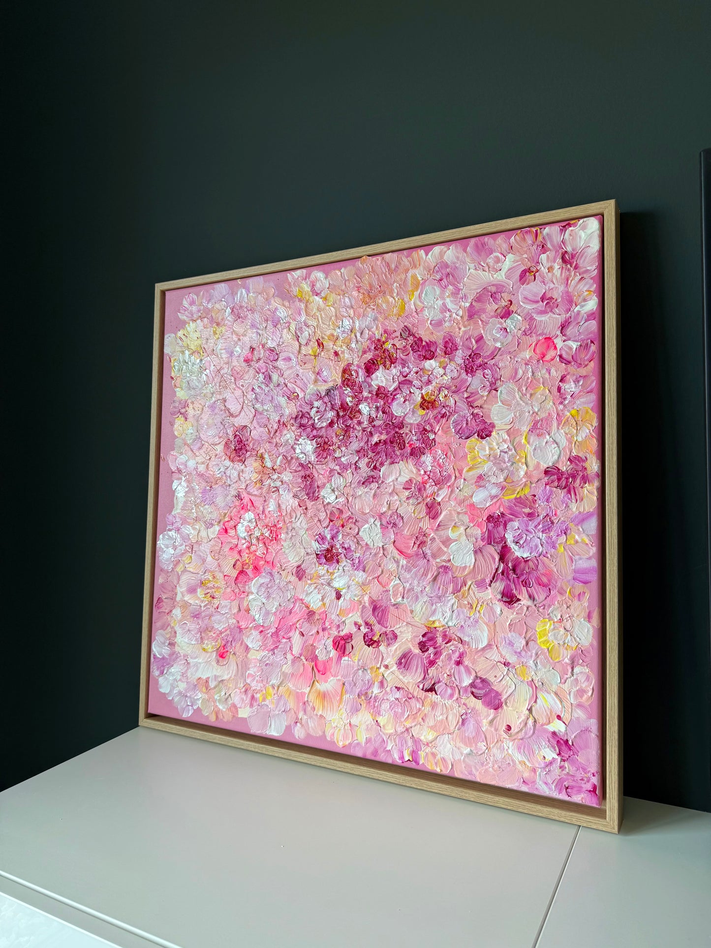 FLORALS #13 modernes Wandbild im dunklen Interior, rosa florales Kunstwerk im Eichenrahmen