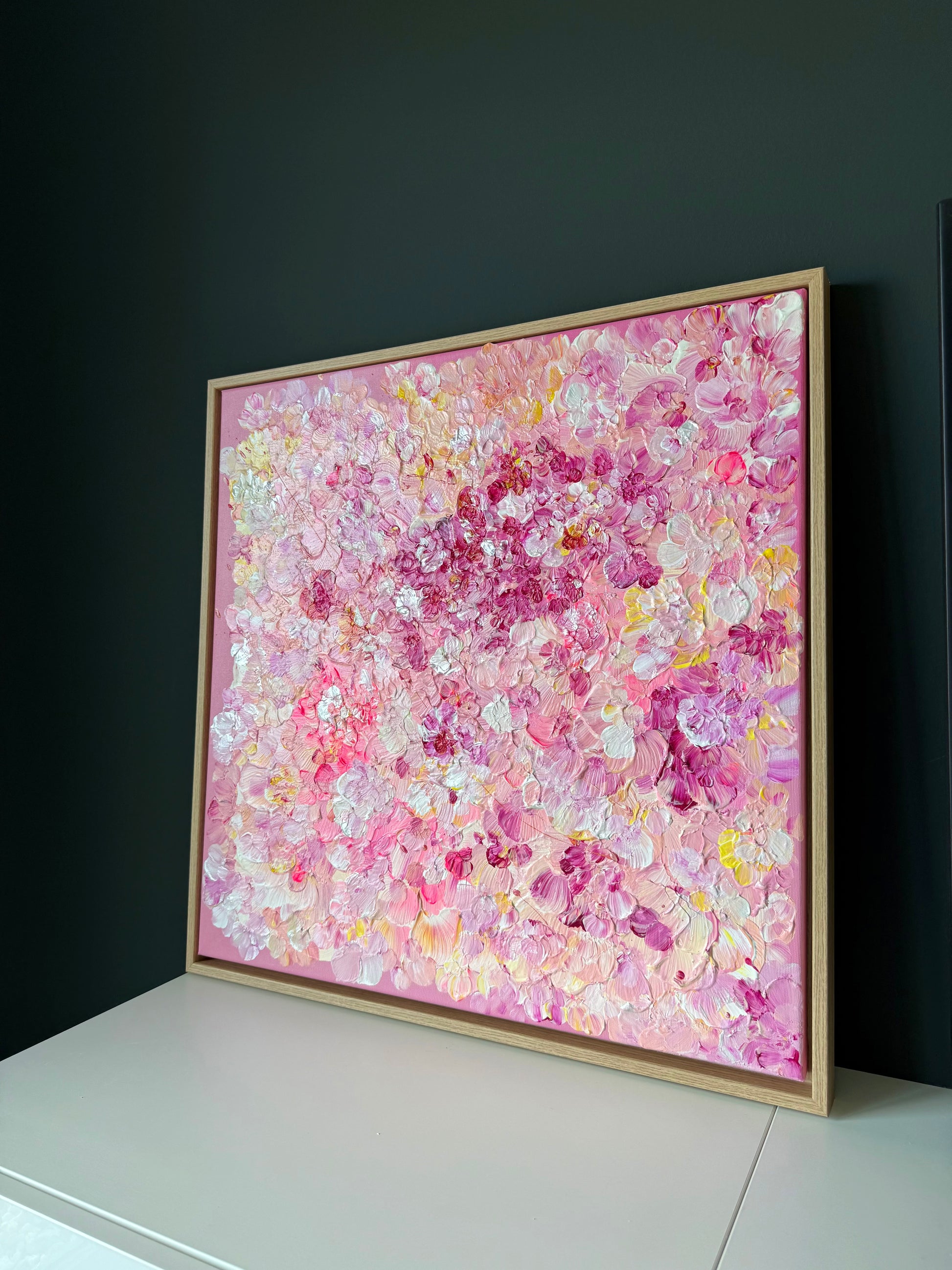 FLORALS #13 modernes Wandbild im dunklen Interior, rosa florales Kunstwerk im Eichenrahmen