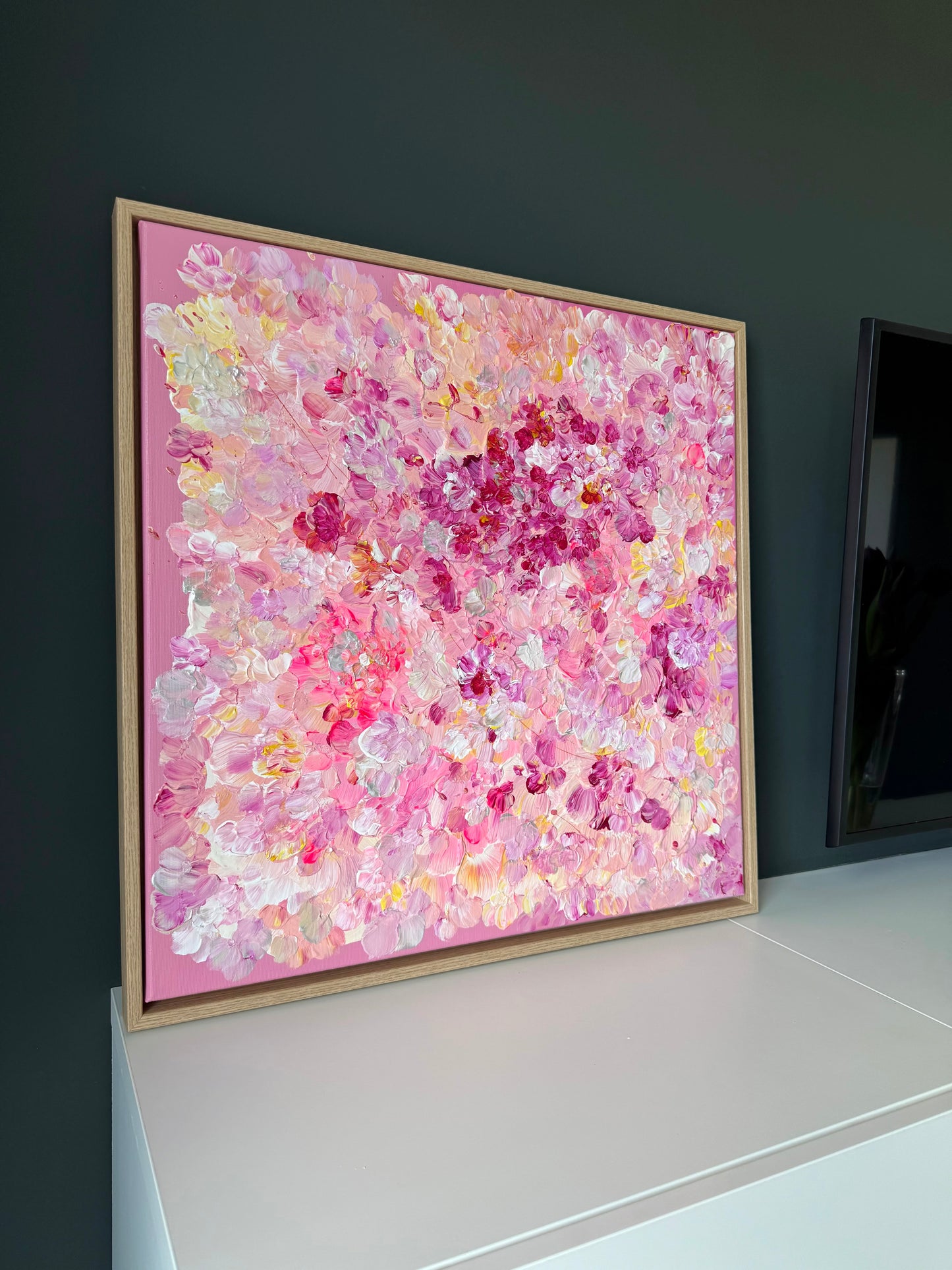 Seitenansicht des Acrylbildes FLORALS #13 im Eichenrahmen, moderne Wandkunst