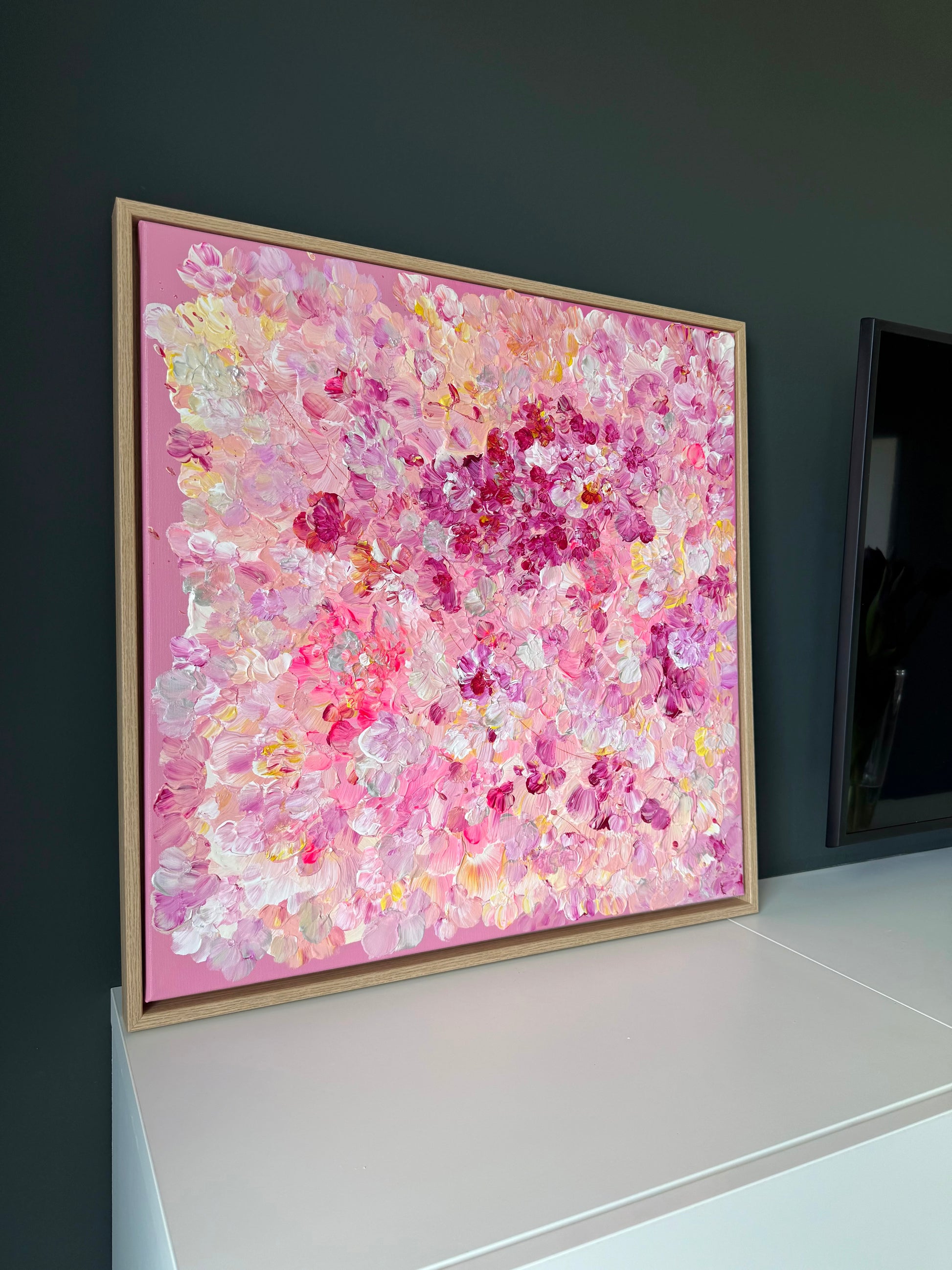 Seitenansicht des Acrylbildes FLORALS #13 im Eichenrahmen, moderne Wandkunst