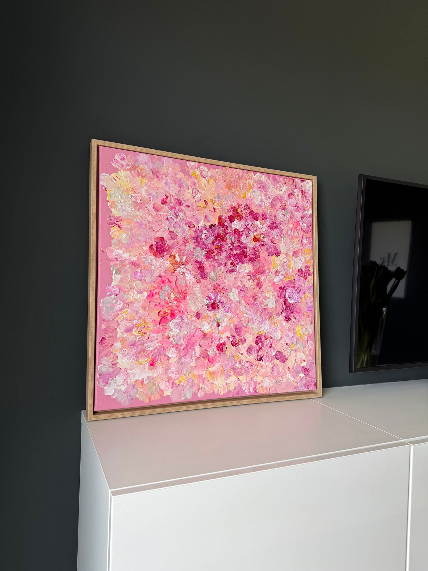 Seitenansicht des Acrylbildes FLORALS #13 im Eichenrahmen, moderne Wandkunst, auf hellem Sideboard