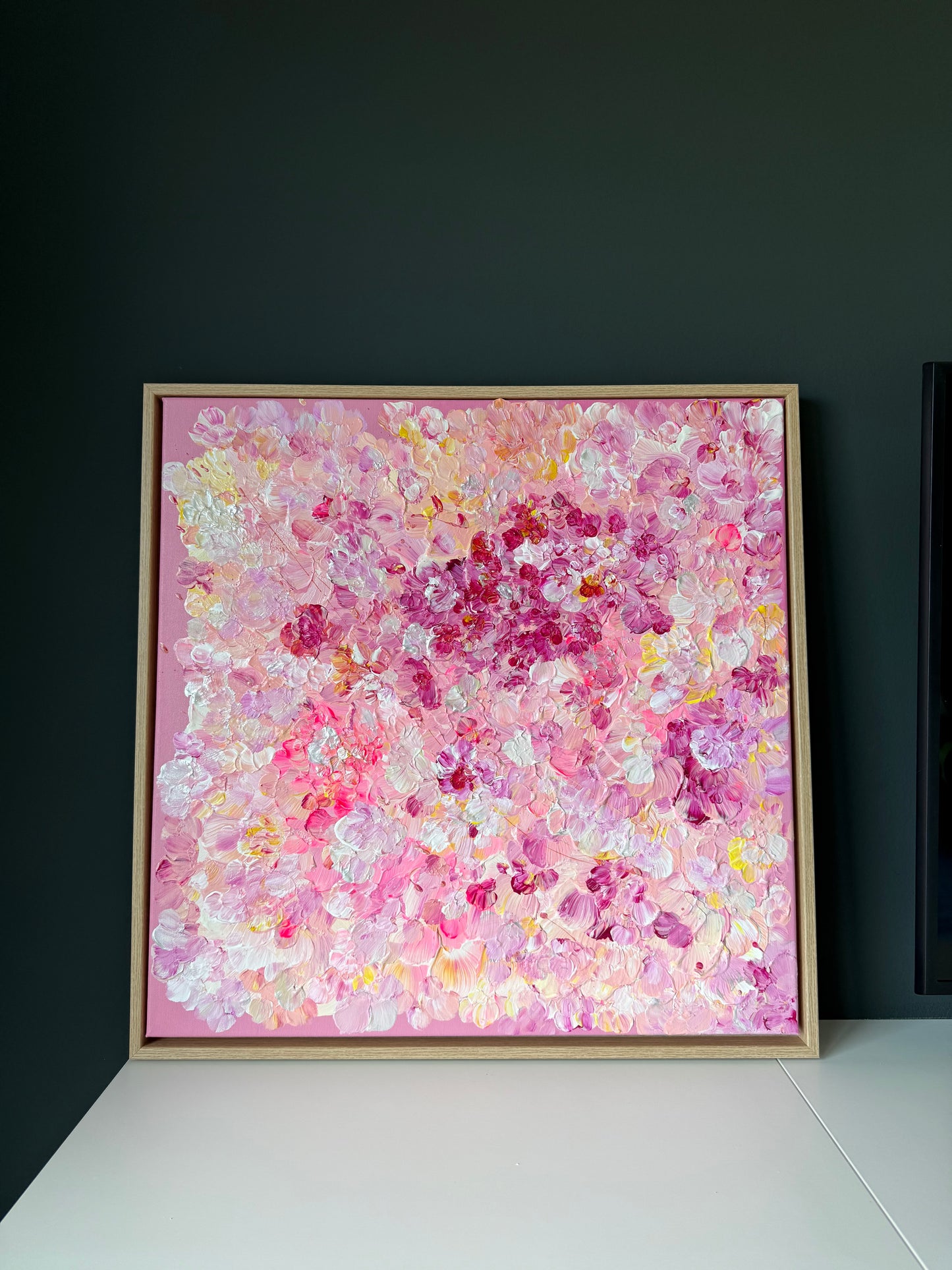 FLORALS #13 abstraktes Acrylbild in Rosa und Pink vor dunkler Wand, moderner Kontrast im Eichenrahmen