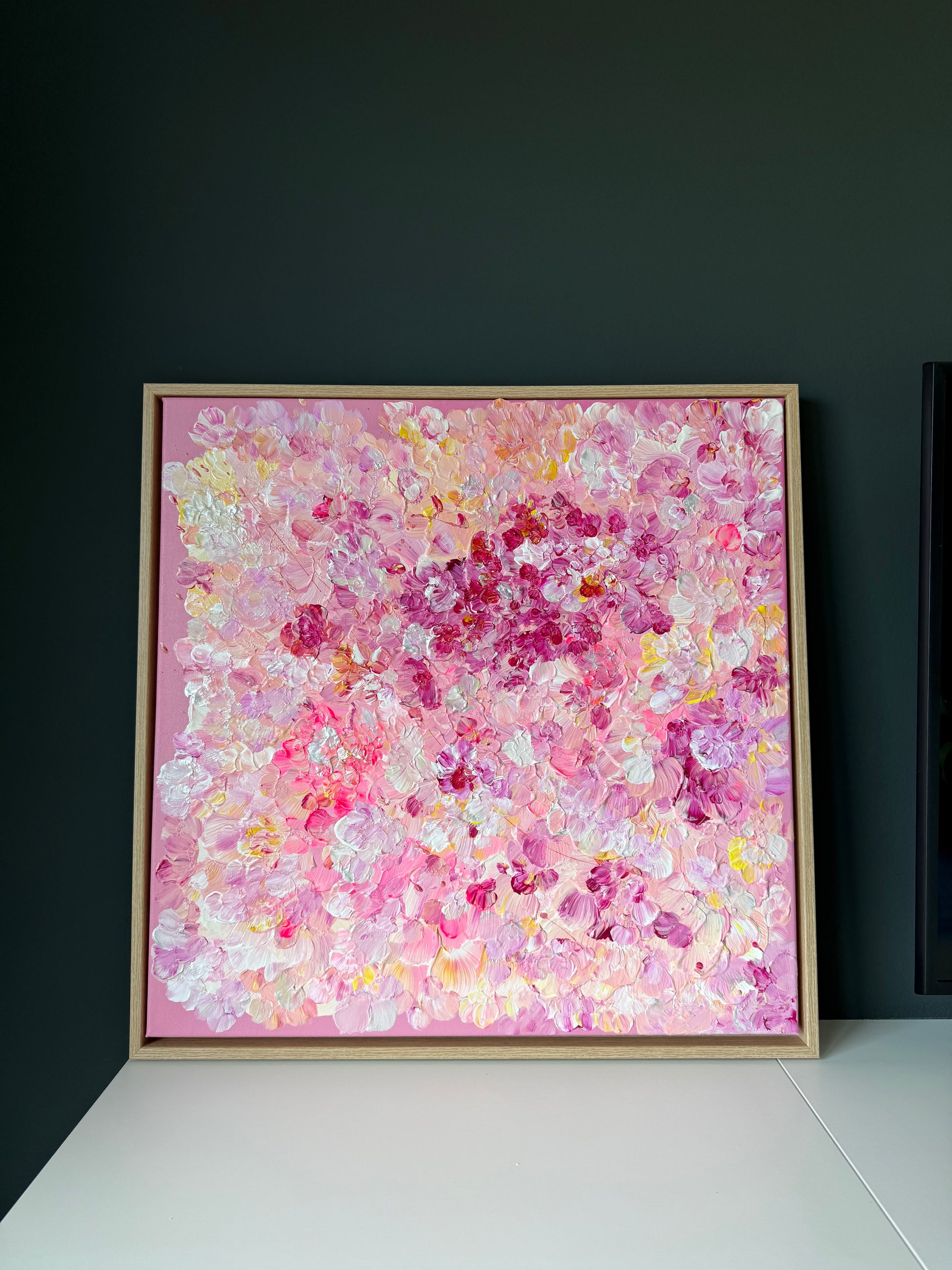 FLORALS #13 abstraktes Acrylbild in Rosa und Pink vor dunkler Wand, moderner Kontrast im Eichenrahmen