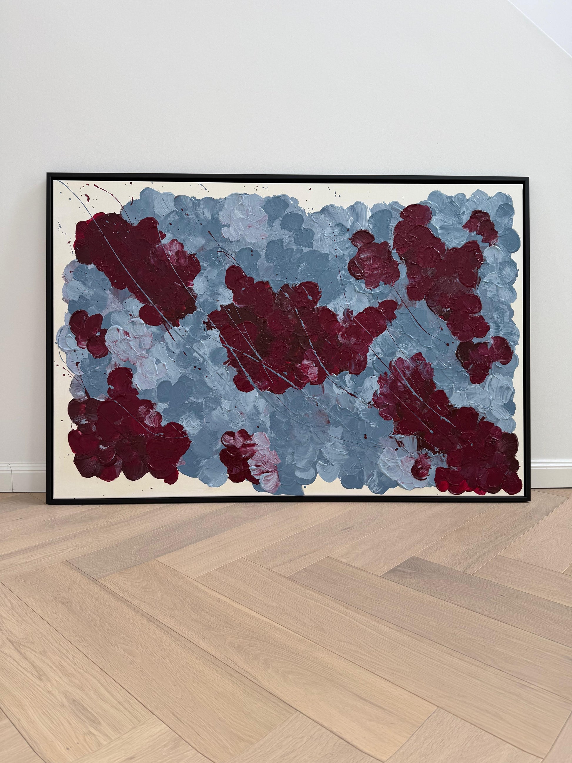 FLORALS #14 großformatiges abstraktes Blumenbild in Bordeaux und Graublau, gerahmt und fotografiert vor heller Wand