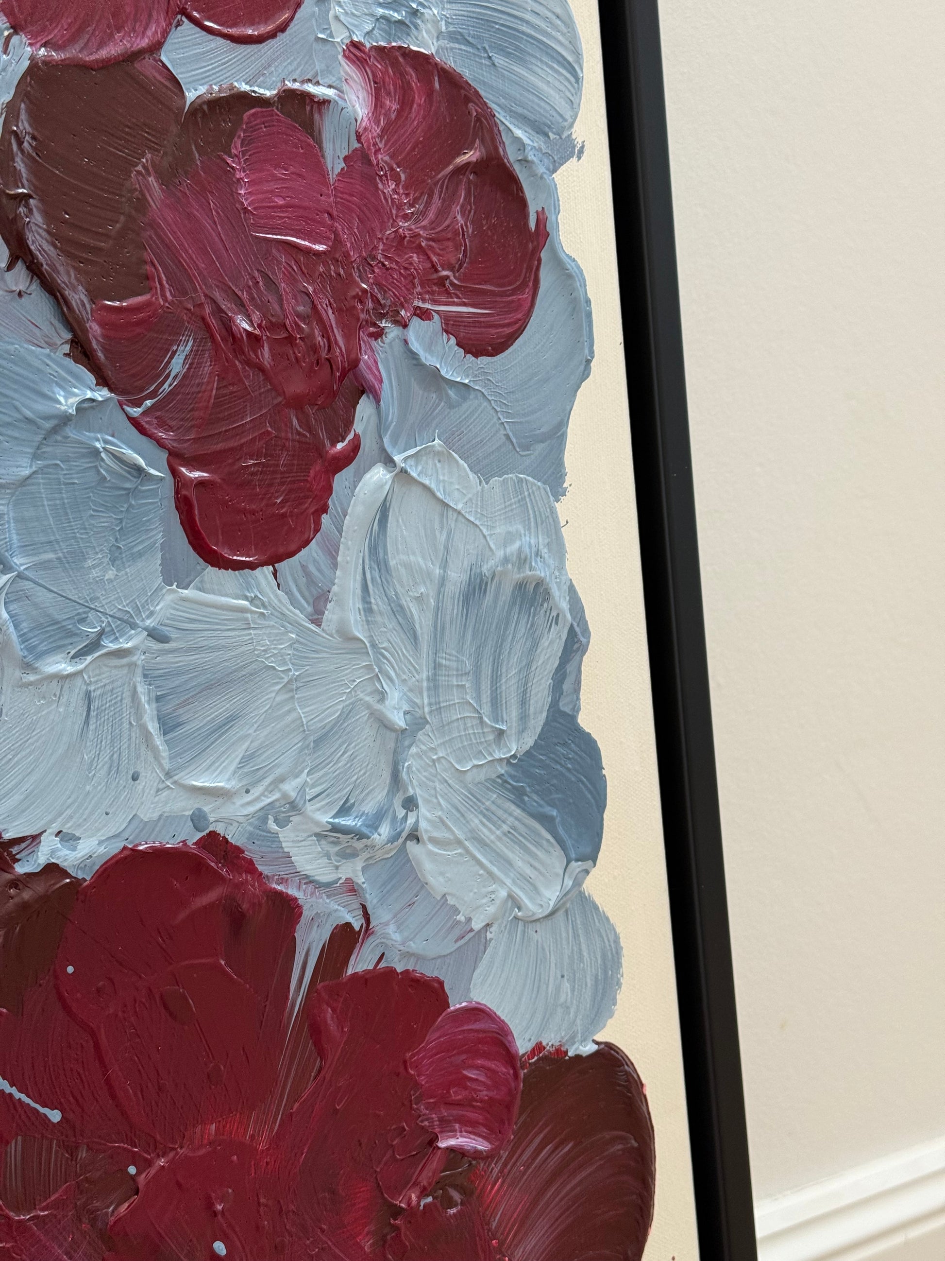 Nahaufnahme von FLORALS #14 mit sichtbarer Haptik, strukturierten Acrylschichten und sanften grau-blauen Farbtönen