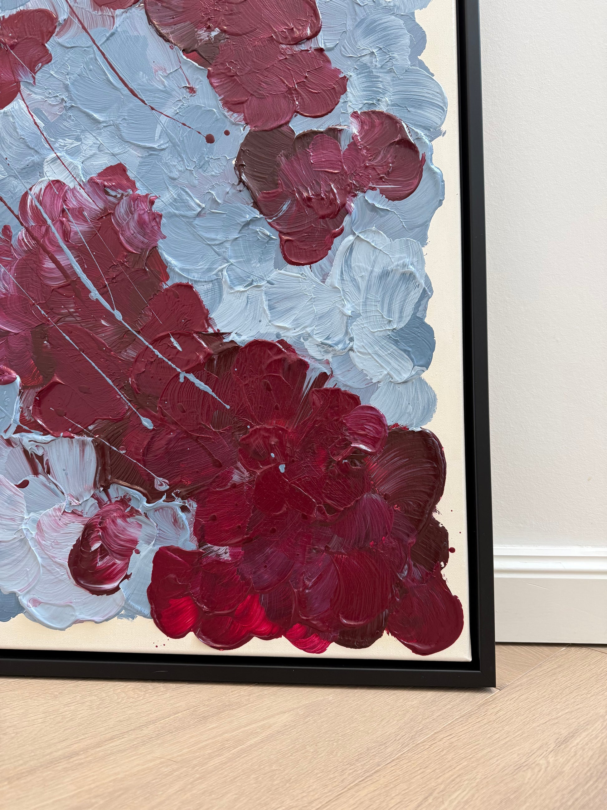 Detailansicht der rechten unteren Ecke von FLORALS #14 mit floralen Bordeaux-Flächen, graublauer Textur und schwarzem Rahmen