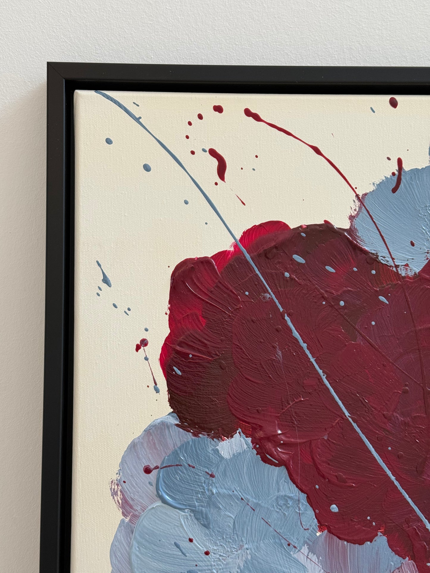 Nahaufnahme der linken oberen Ecke von FLORALS #14 mit floraler Textur, Bordeaux-Akzenten und schwarzem Schattenfugenrahmen