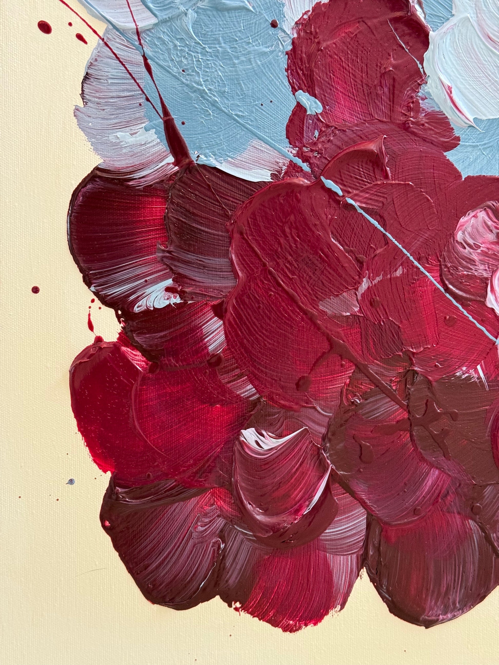 Detailaufnahme der bordeauxfarbenen Blütenformen von FLORALS #14 mit glänzender Struktur und feinen Farbsprenkeln