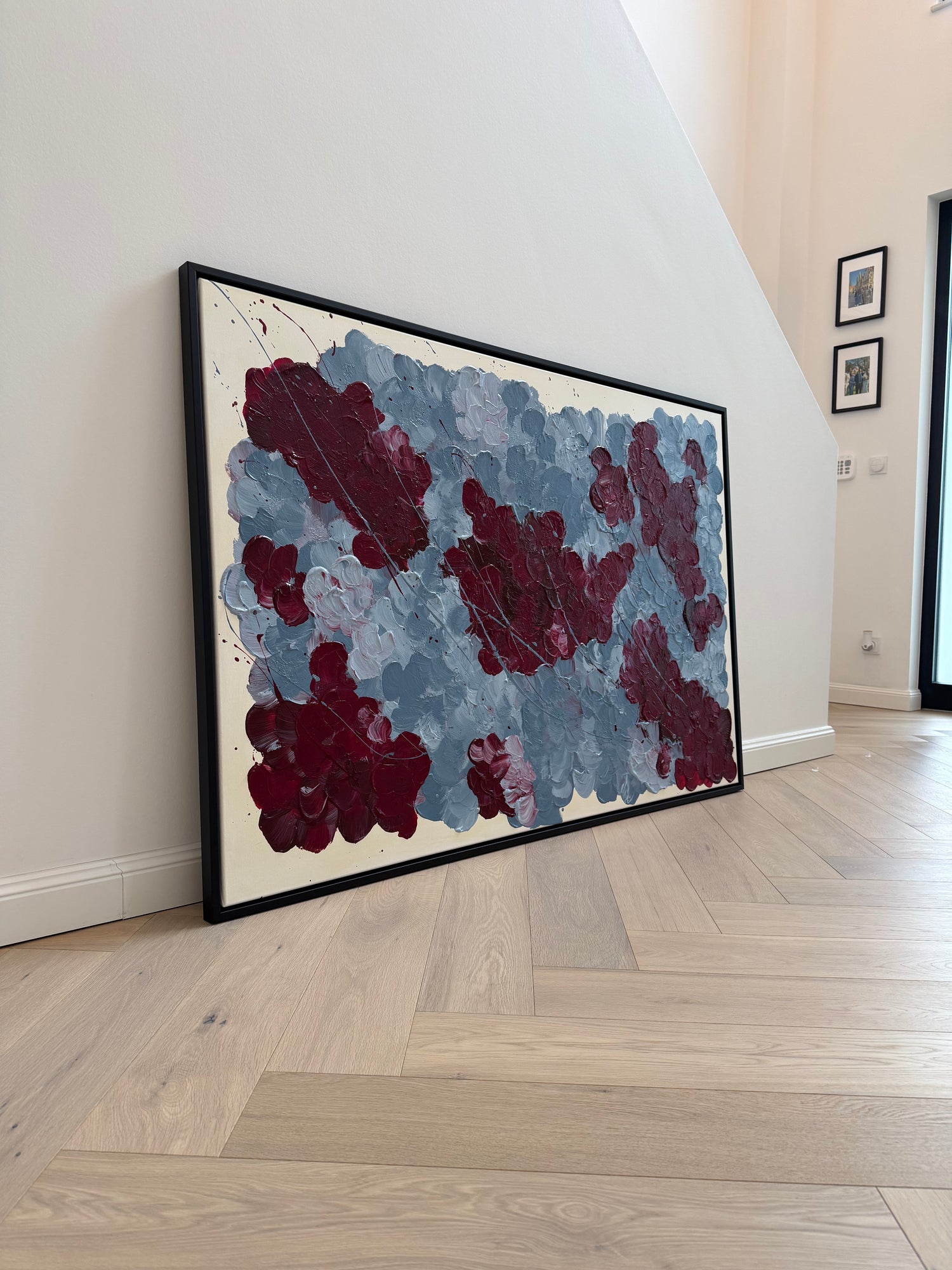 Gerahmtes Auftragskunstwerk FLORALS #14 in Bordeaux, Graublau und Off-White, angelehnt an eine helle Wand im modernen Interior
