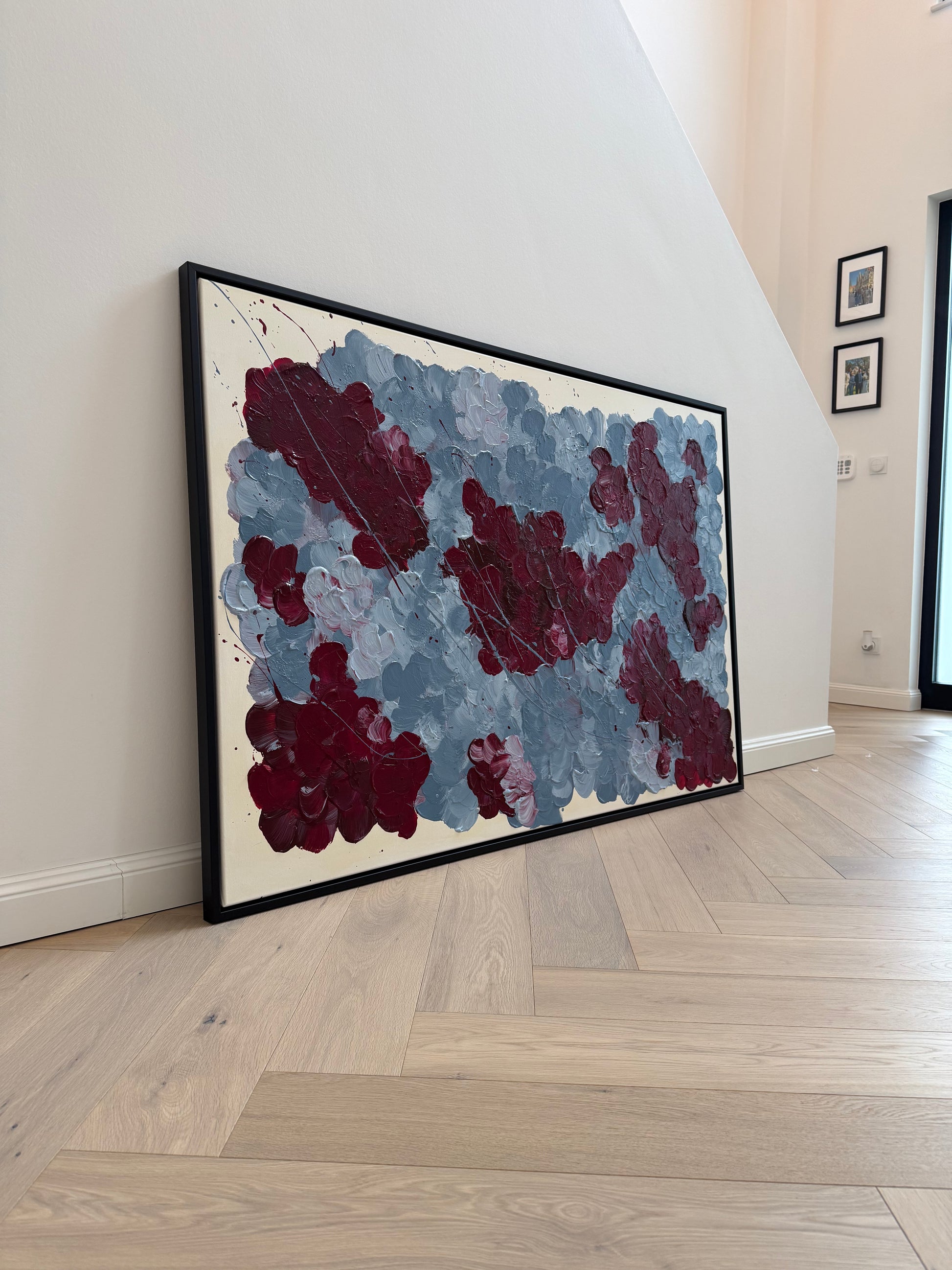Gerahmtes Auftragskunstwerk FLORALS #14 in Bordeaux, Graublau und Off-White, angelehnt an eine helle Wand im modernen Interior