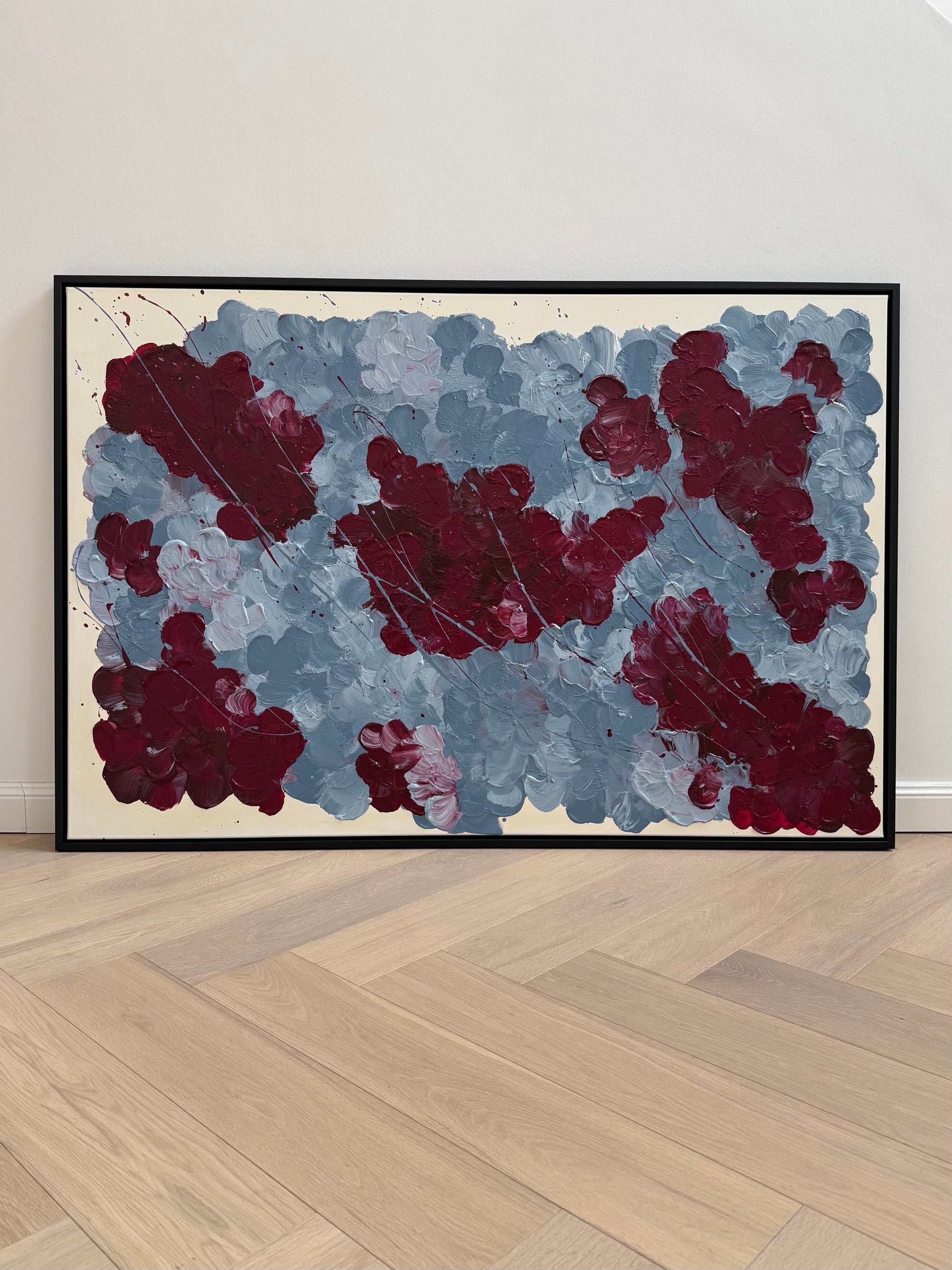 FLORALS #14 florales abstraktes Originalkunstwerk in Bordeaux und Graublau, 150 × 100 cm, gerahmt in mattem schwarzen Rahmen