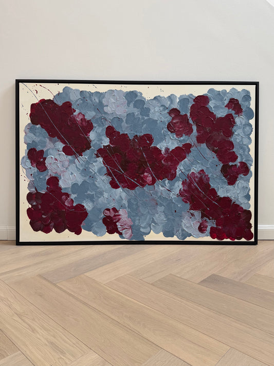 FLORALS #14 florales abstraktes Originalkunstwerk in Bordeaux und Graublau, 150 × 100 cm, gerahmt in mattem schwarzen Rahmen