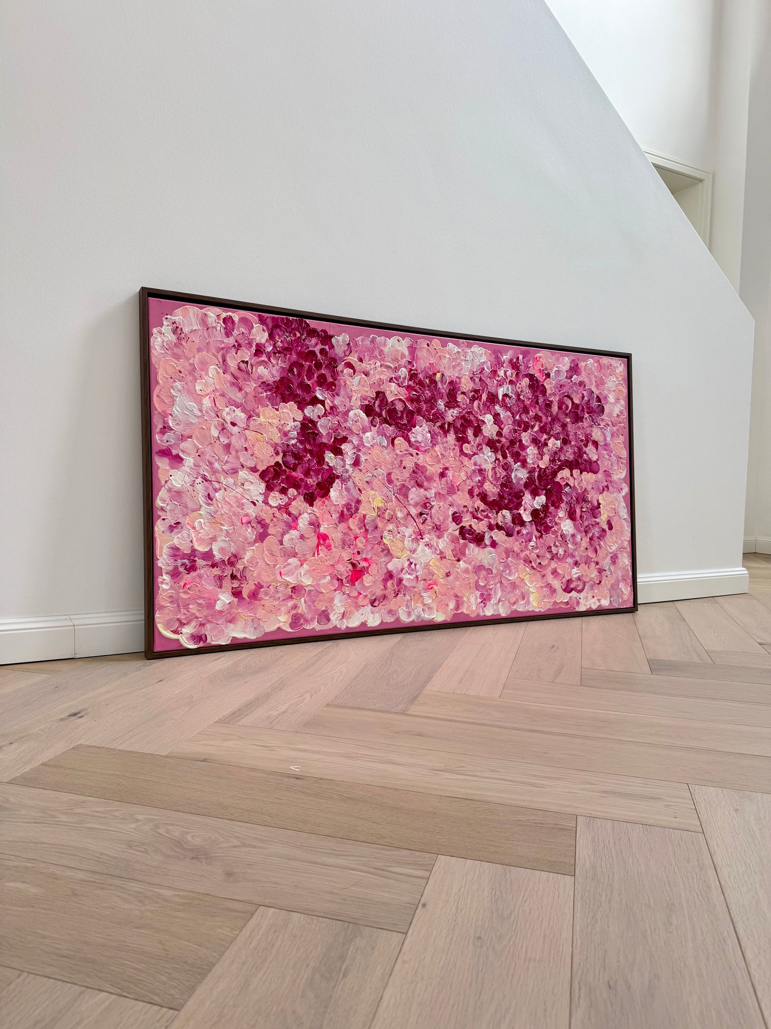 florales Auftragskunstwerk in Rosa, Beere, Pink, Beige, Hellgelb und irisierendem Weiß. Die floralen Muster erinnern an ein abstraktes Blütenmeer