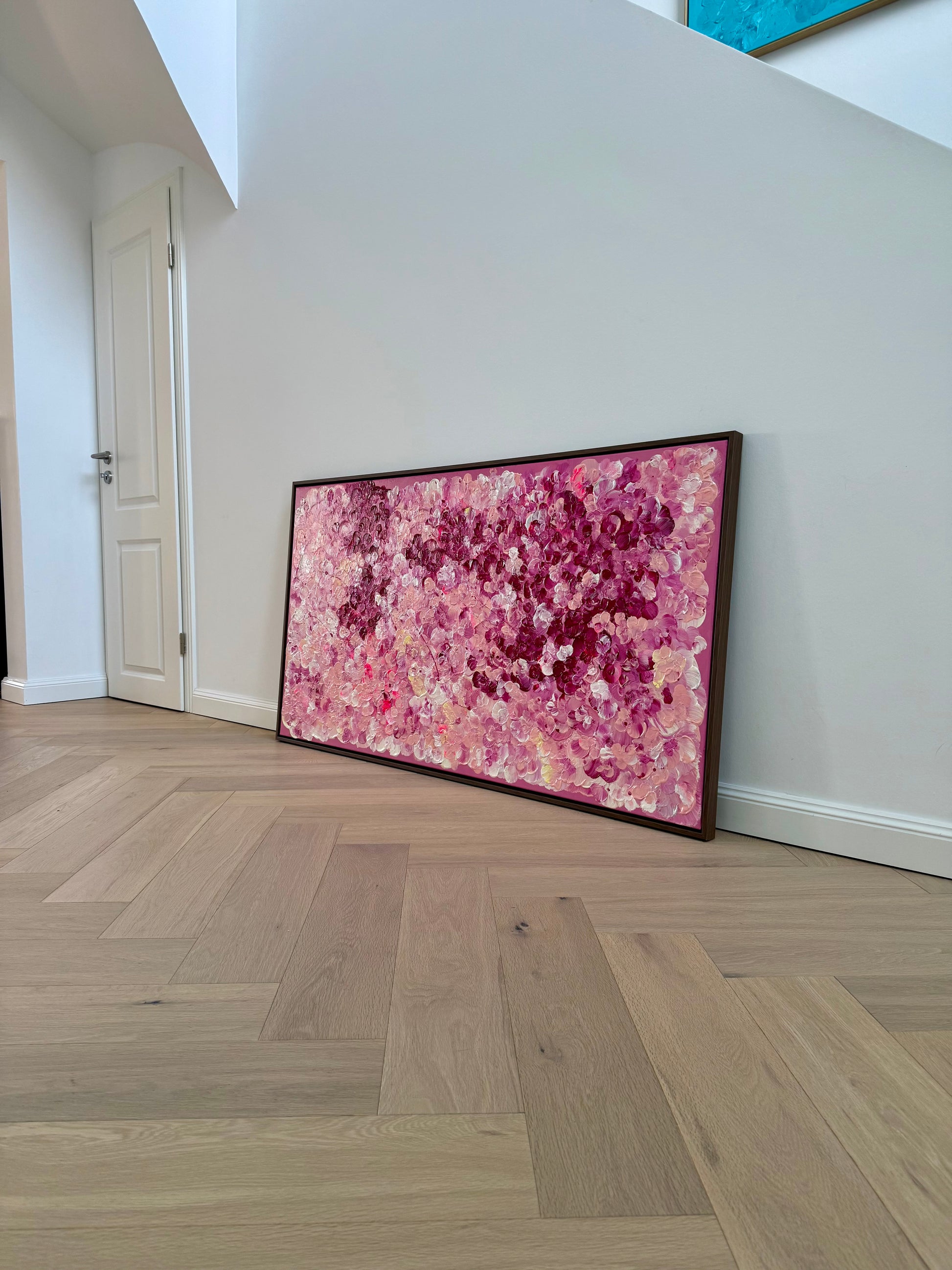 FLORALS #15 von Sophia Toschka, großes abstrakt-florales Acrylbild in Rosa, Pink, Bordeaux, Creme und irisierendem Weiß, 150x80 cm mit sichtbarer Textur und dunkelbraunem Schattenfugenrahmen im modernen minimalistischen Wohnraum.