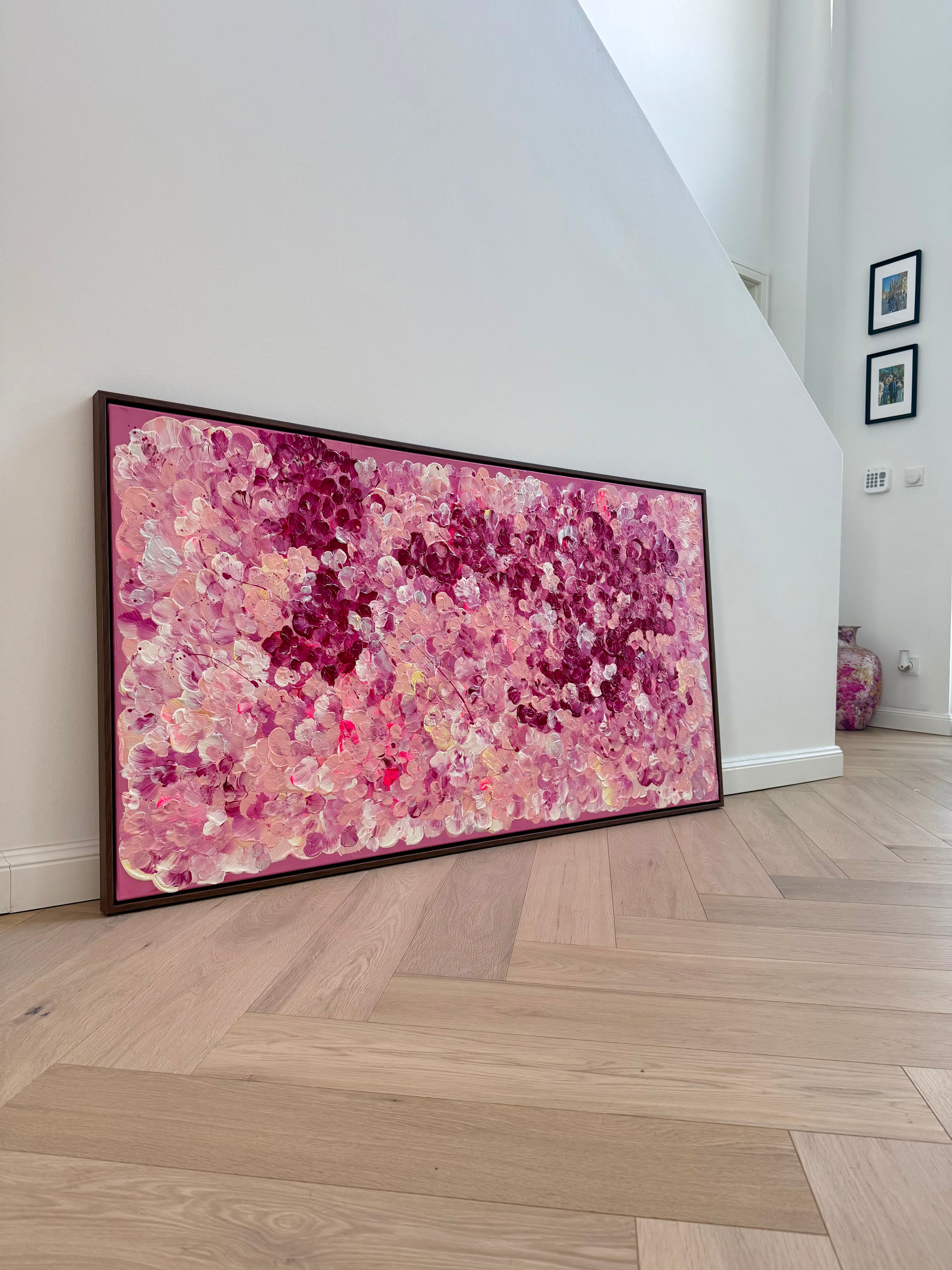 FLORALS #15 von Sophia Toschka, großes abstrakt-florales Acrylbild in Rosa, Pink und Bordeaux auf Leinwand, 150x80 cm, moderne Wandkunst mit sichtbarer Textur und dunkelbraunem Schattenfugenrahmen im hellen Interior.