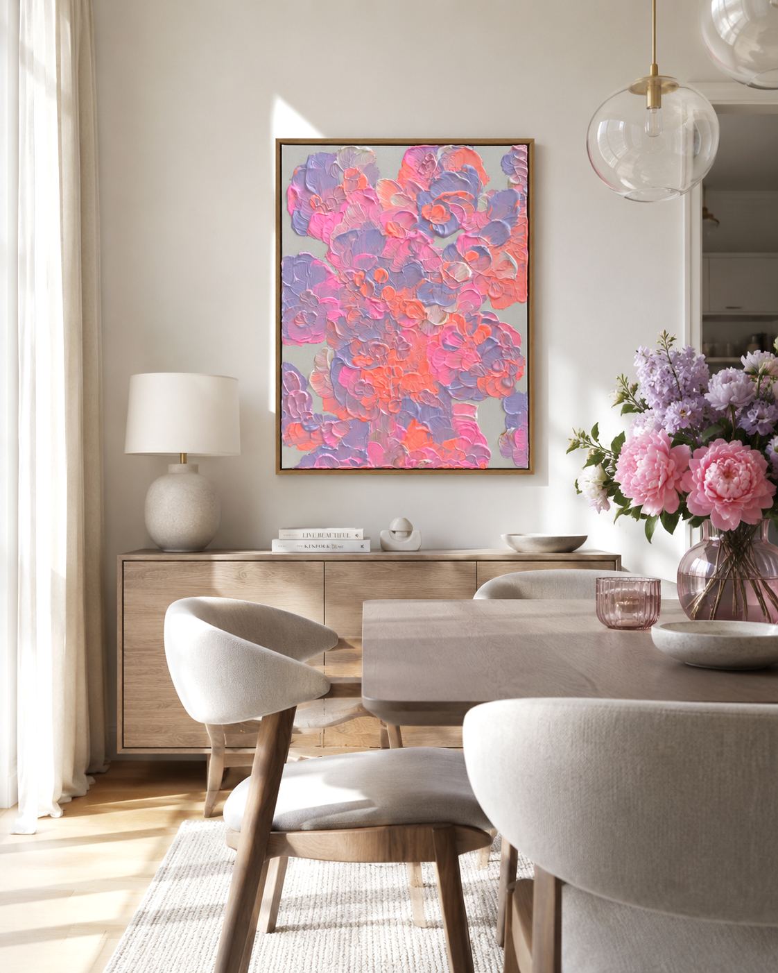 Handgemaltes Acrylgemälde FLORALS #16 mit floraler Struktur in Rosa, Koralle und Flieder als moderne Wandkunst im hellen Esszimmer mit Holzmöbeln, Blumen und natürlichem Licht.