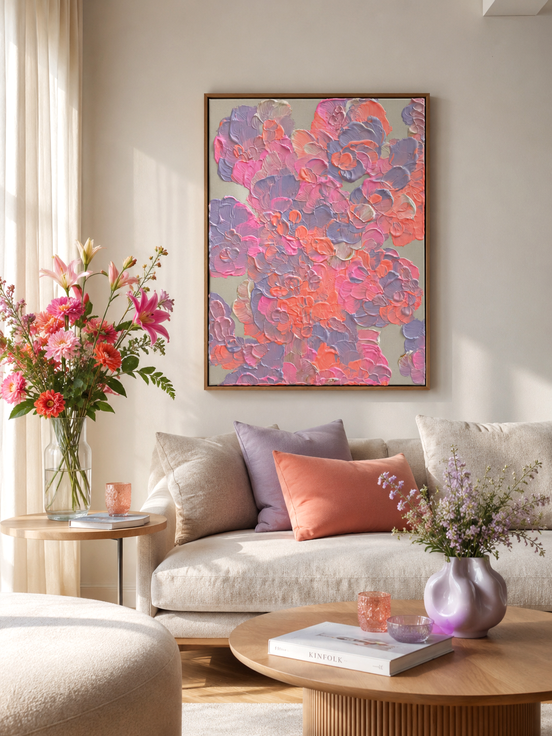 FLORALS #16 als handgemaltes abstraktes Acrylbild auf Leinwand in Rosa, Koralle und Flieder, größenrealistisch ins helle Wohnzimmer mit Blumen und moderner Interior-Deko integriert.