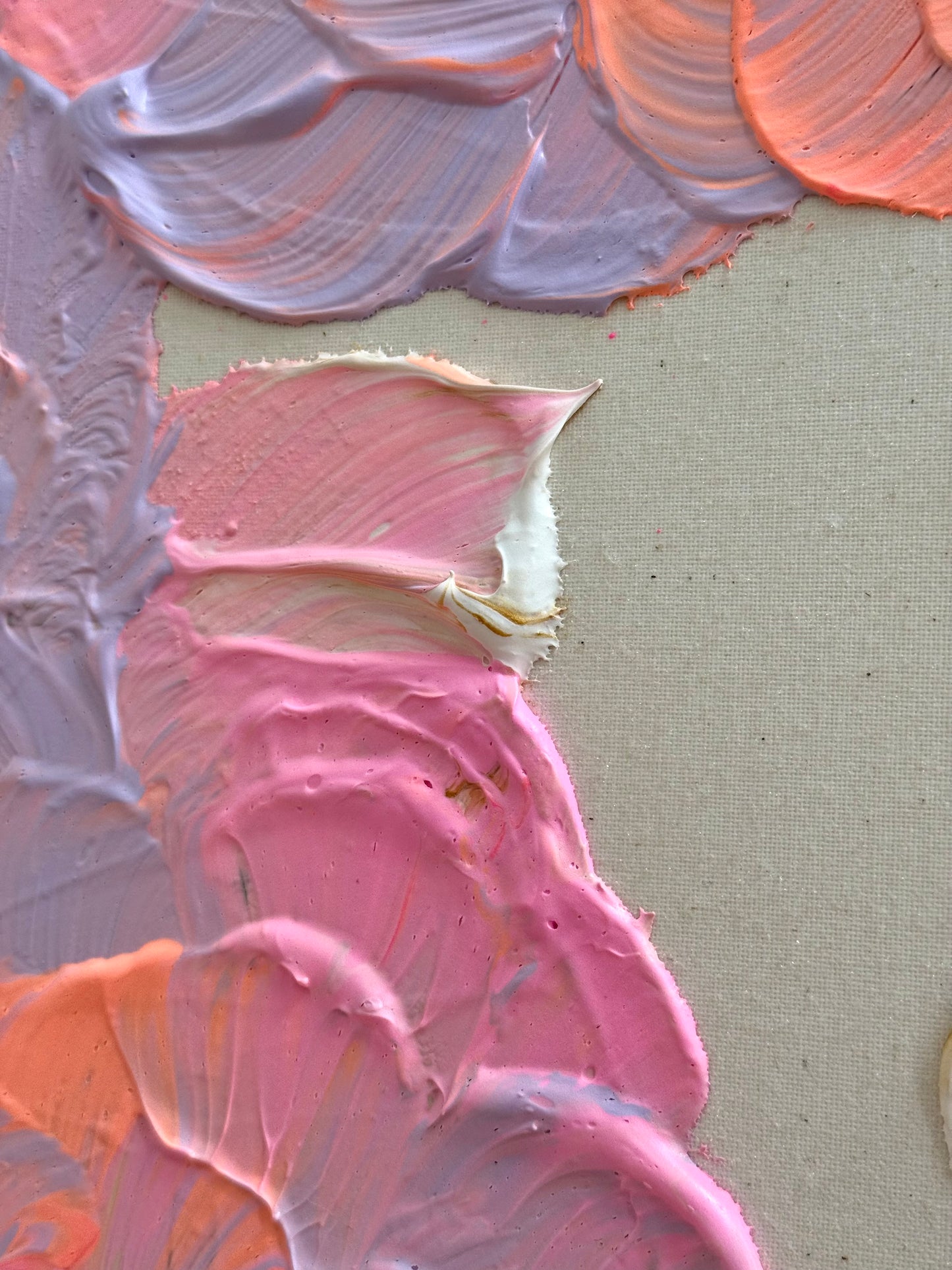 Cremige Textur aus Acrylfarbe und feiner Strukturpaste auf roher Leinwand in Rosa, Flieder, Korallorange und Creme.