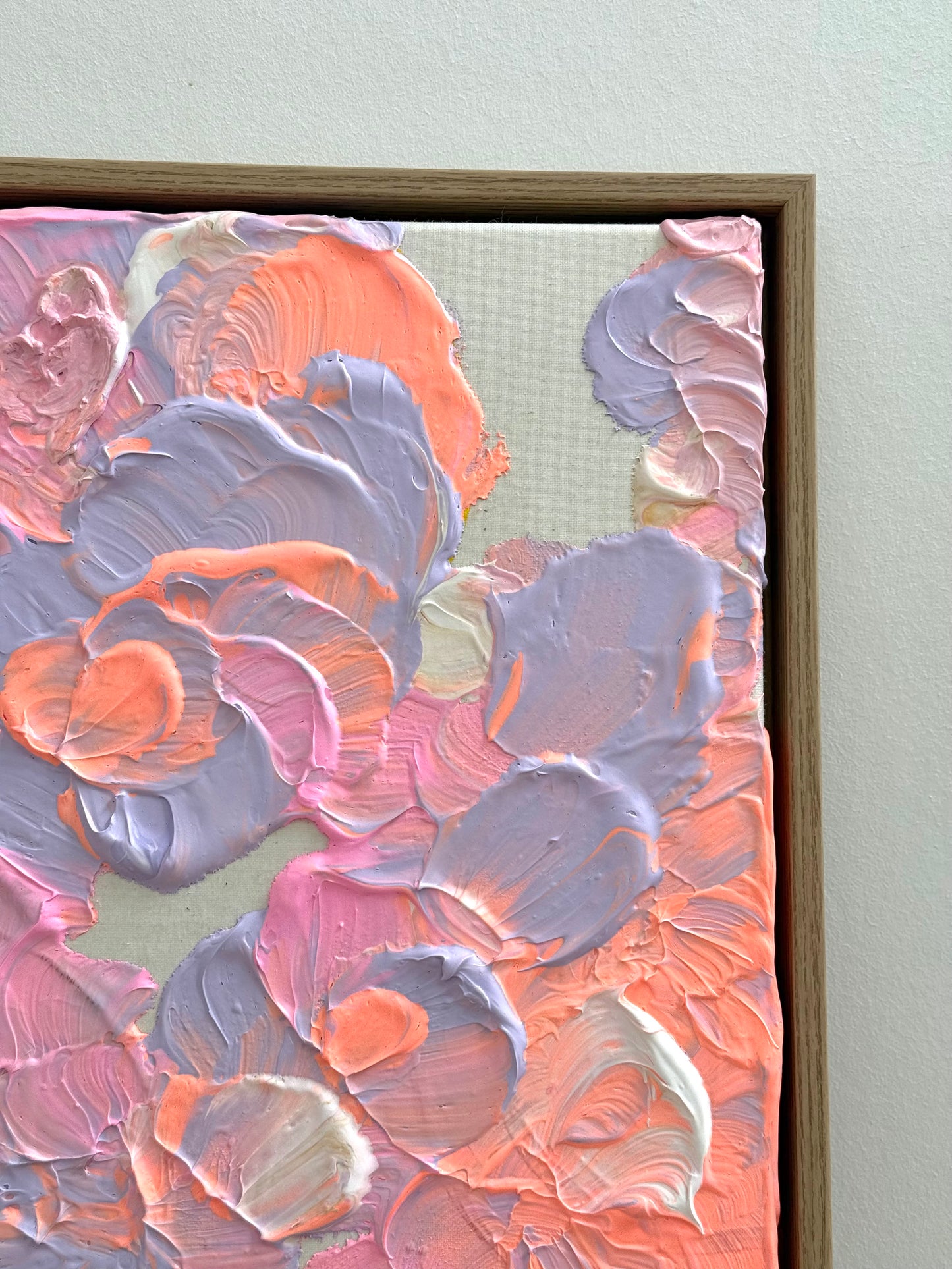Nahaufnahme der floralen Textur von FLORALS #16 mit cremiger Strukturpaste, Rosa, Flieder, Korallorange und sichtbarer Leinwand.