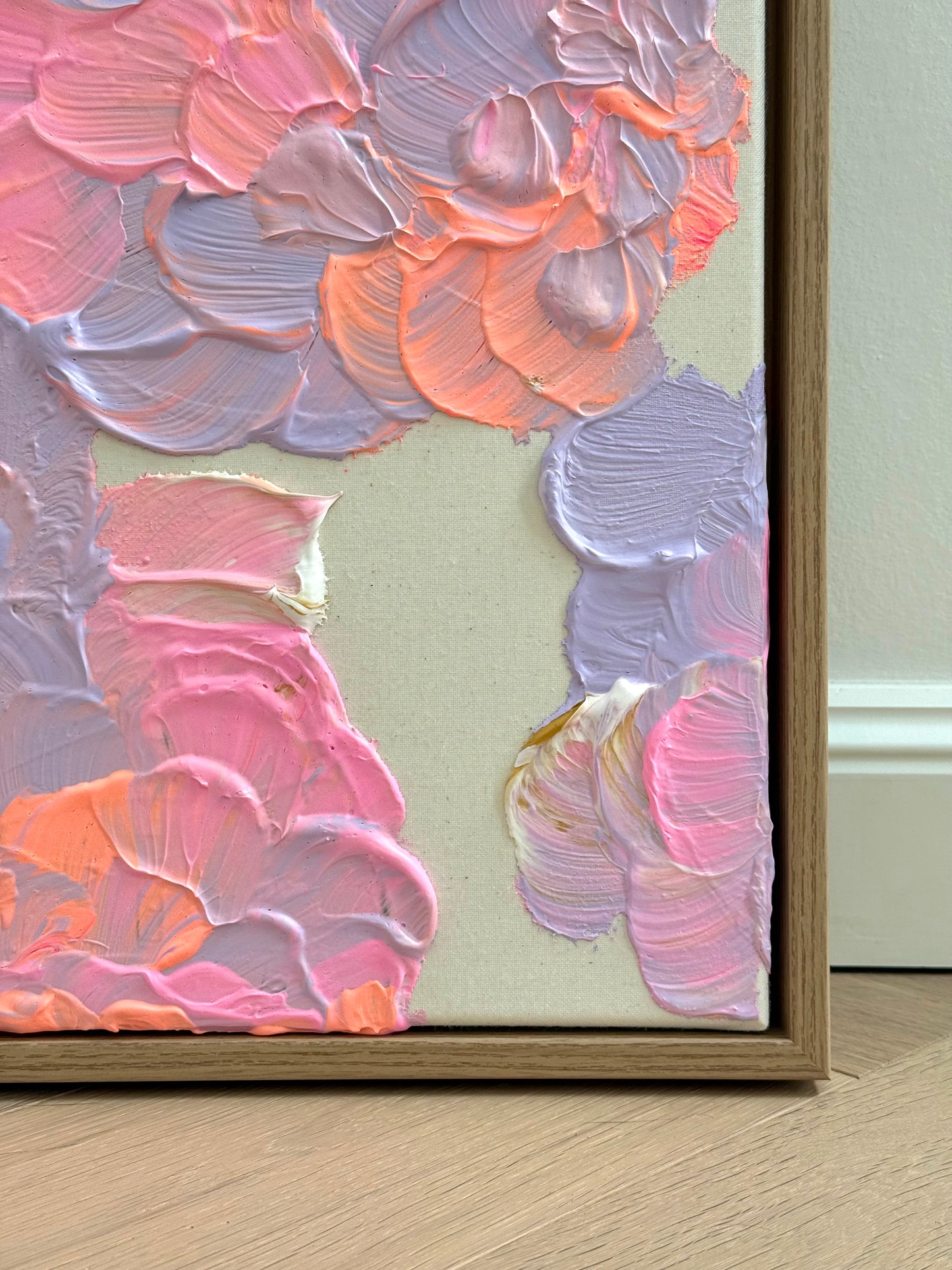 Detail von FLORALS #16 mit weichen floralen Farbaufträgen aus Acryl und Strukturpaste in Flieder, Rosa, Korallorange, Creme und Gold.