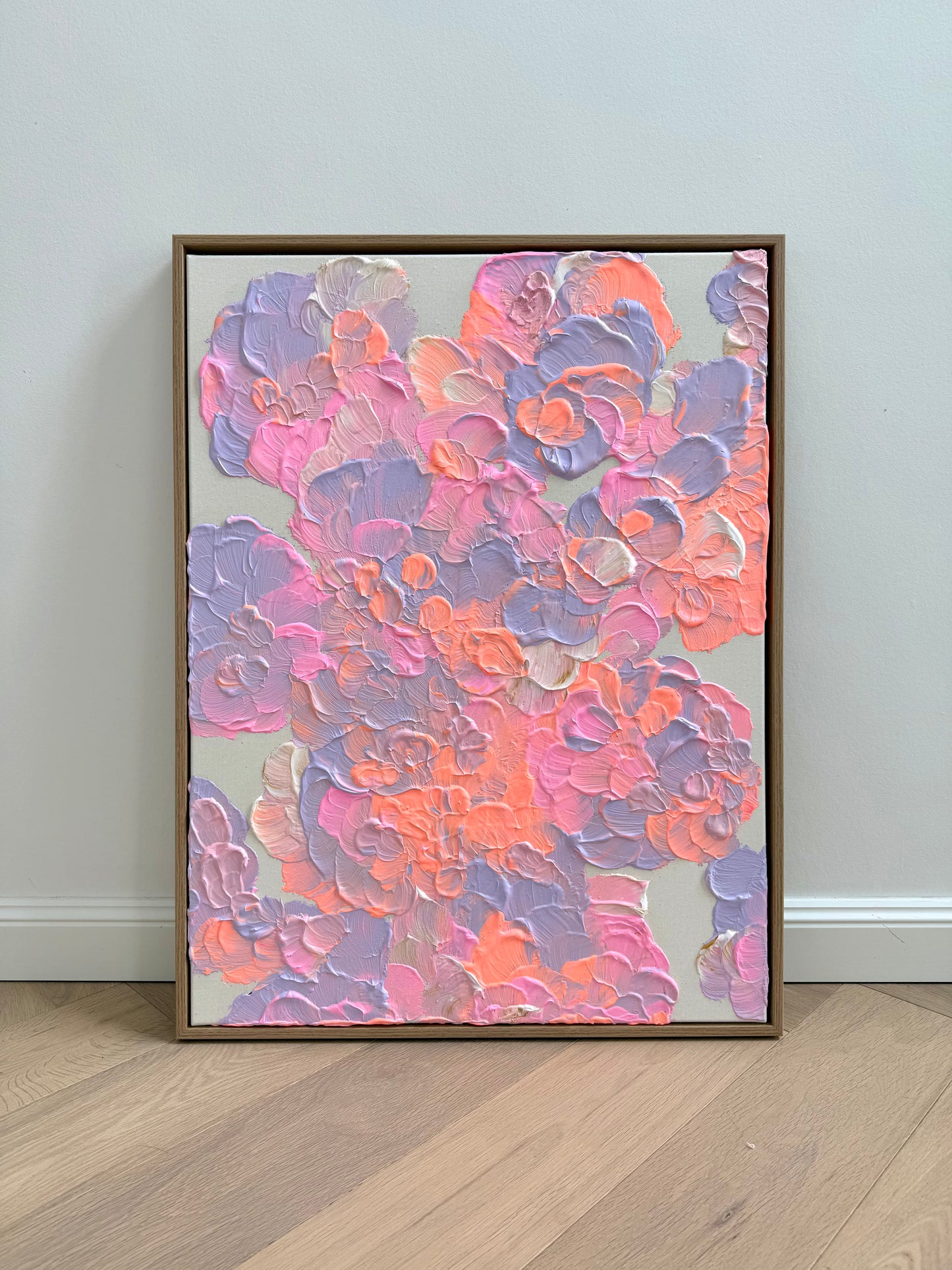 FLORALS #16 als handgemaltes florales Acrylbild auf roher Leinwand mit Strukturpaste und Farbtönen in Flieder, Rosa und Korallorange.