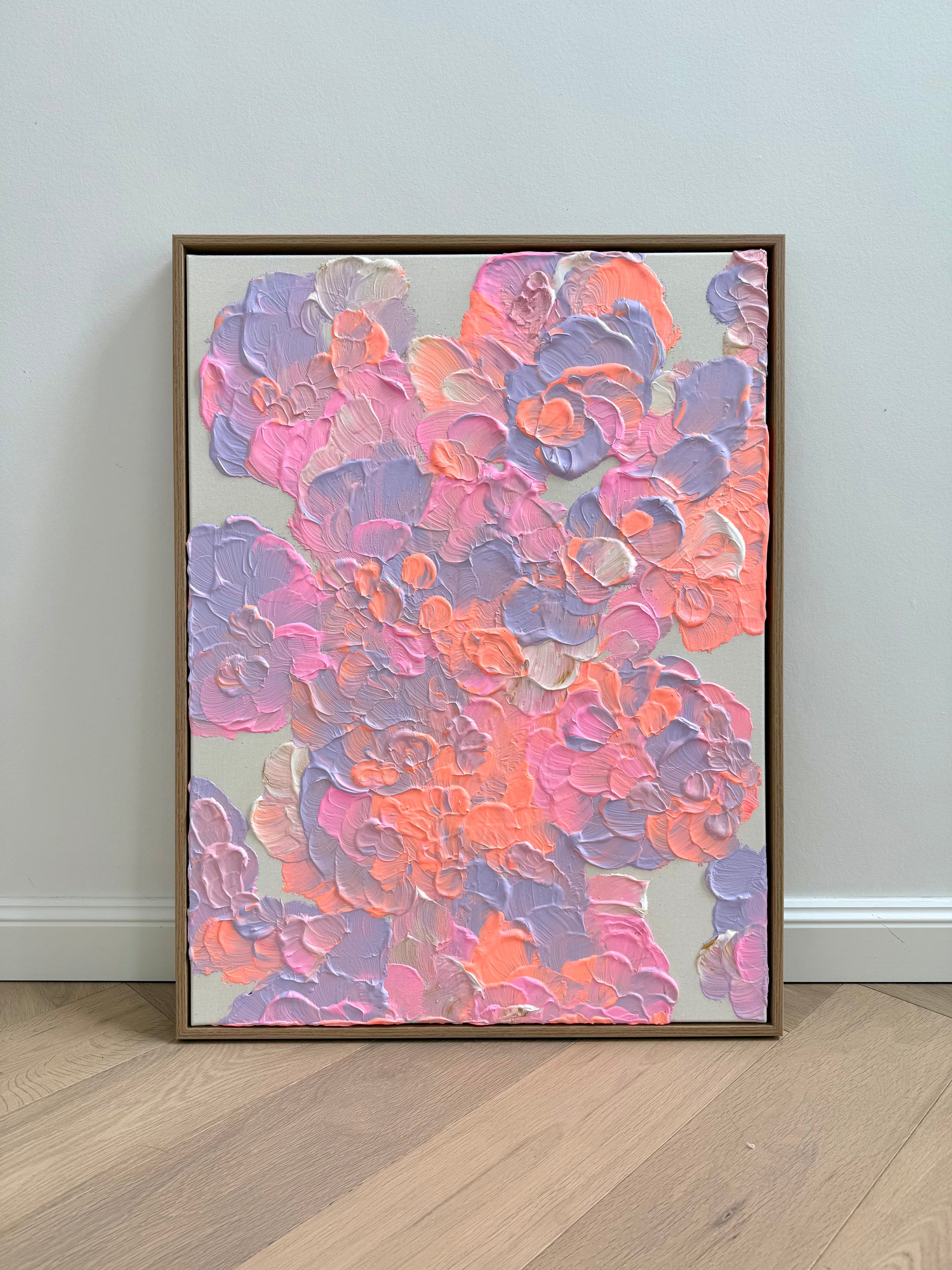 FLORALS #16 als handgemaltes florales Acrylbild auf roher Leinwand mit Strukturpaste und Farbtönen in Flieder, Rosa und Korallorange.