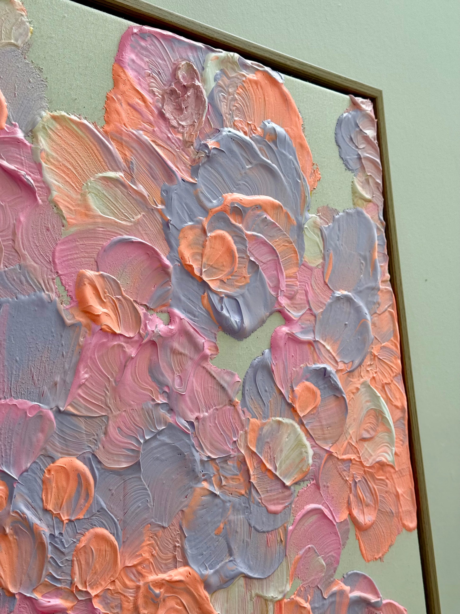 Seitliche Ansicht von FLORALS #16 mit plastischer Acrylstruktur, floralen Formen und Schattenfugenrahmen in Eiche Natur.
