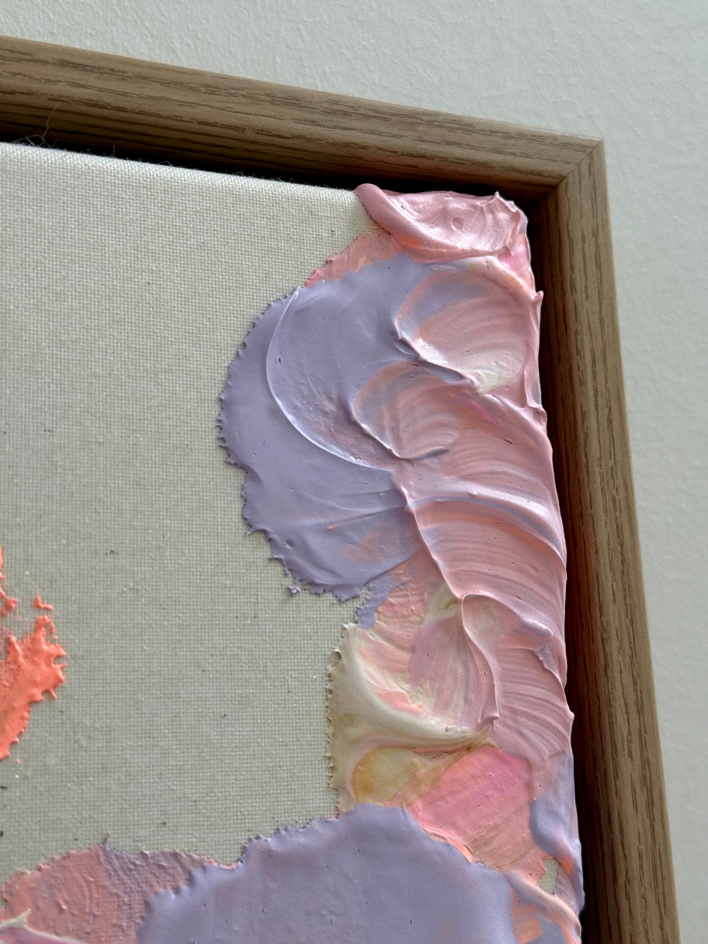 Detail des Eiche-Natur-Rahmens mit floraler Acrylstruktur in Flieder, Rosa und Korallorange auf roher Leinwand.