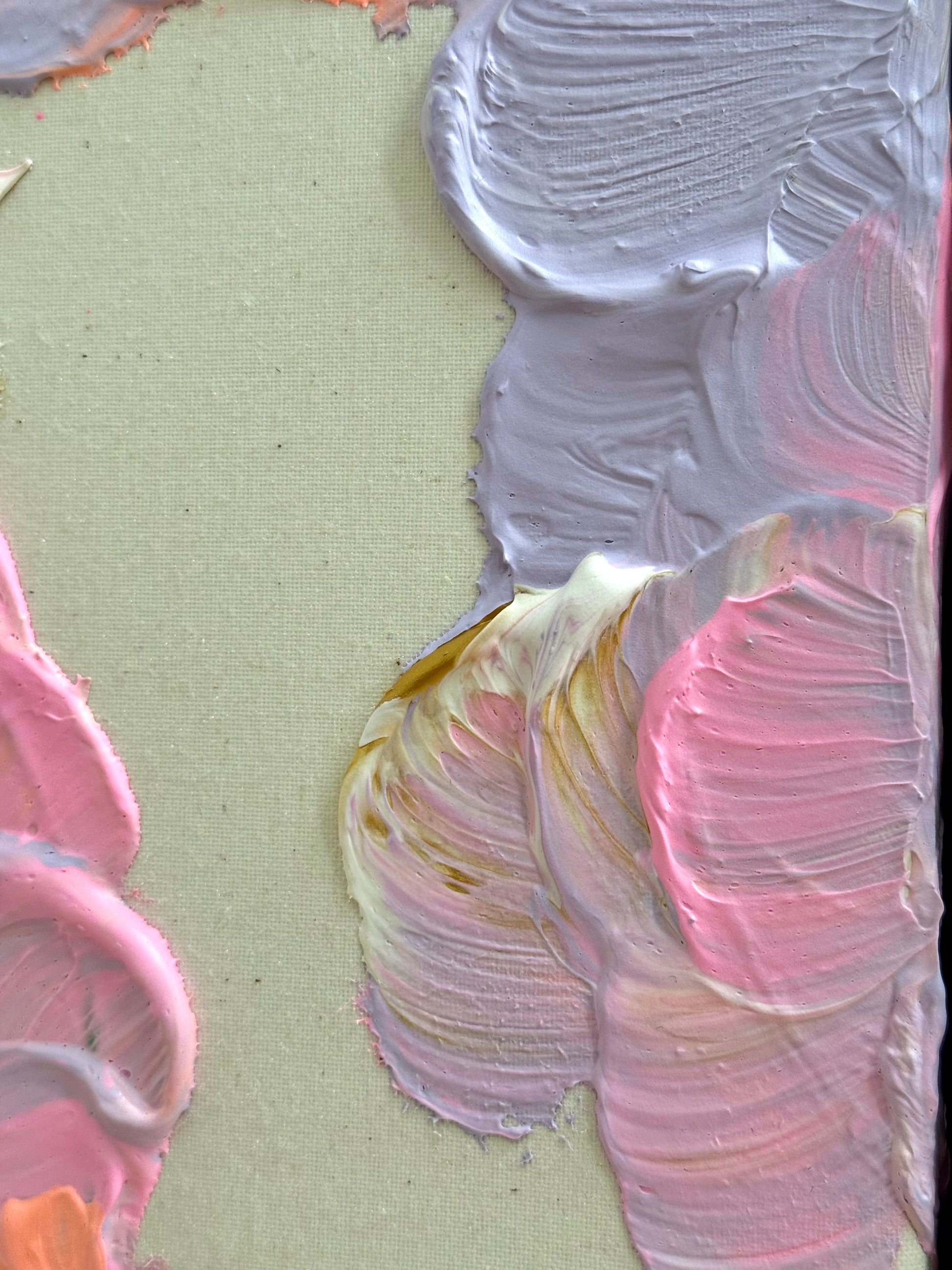 Rohe feine Leinwand mit floralen Acrylformen, cremiger Textur und sanften Farbübergängen in Rosa, Flieder, Creme und Gold.