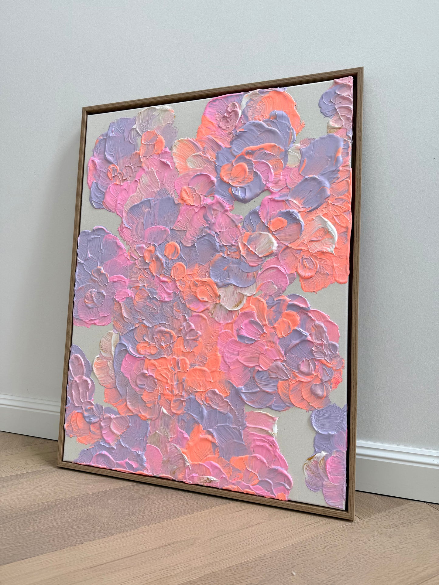 Florales Acrylgemälde FLORALS #16 im Schattenfugenrahmen Eiche Natur mit sichtbarer Textur auf roher Leinwand.