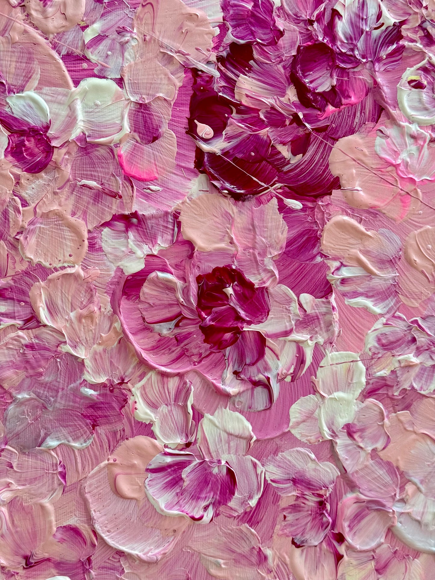 Close-up von FLORALS #17 mit plastischen Acrylblüten in Pink, Beere, Rosé, Creme und irisierendem Weiß.