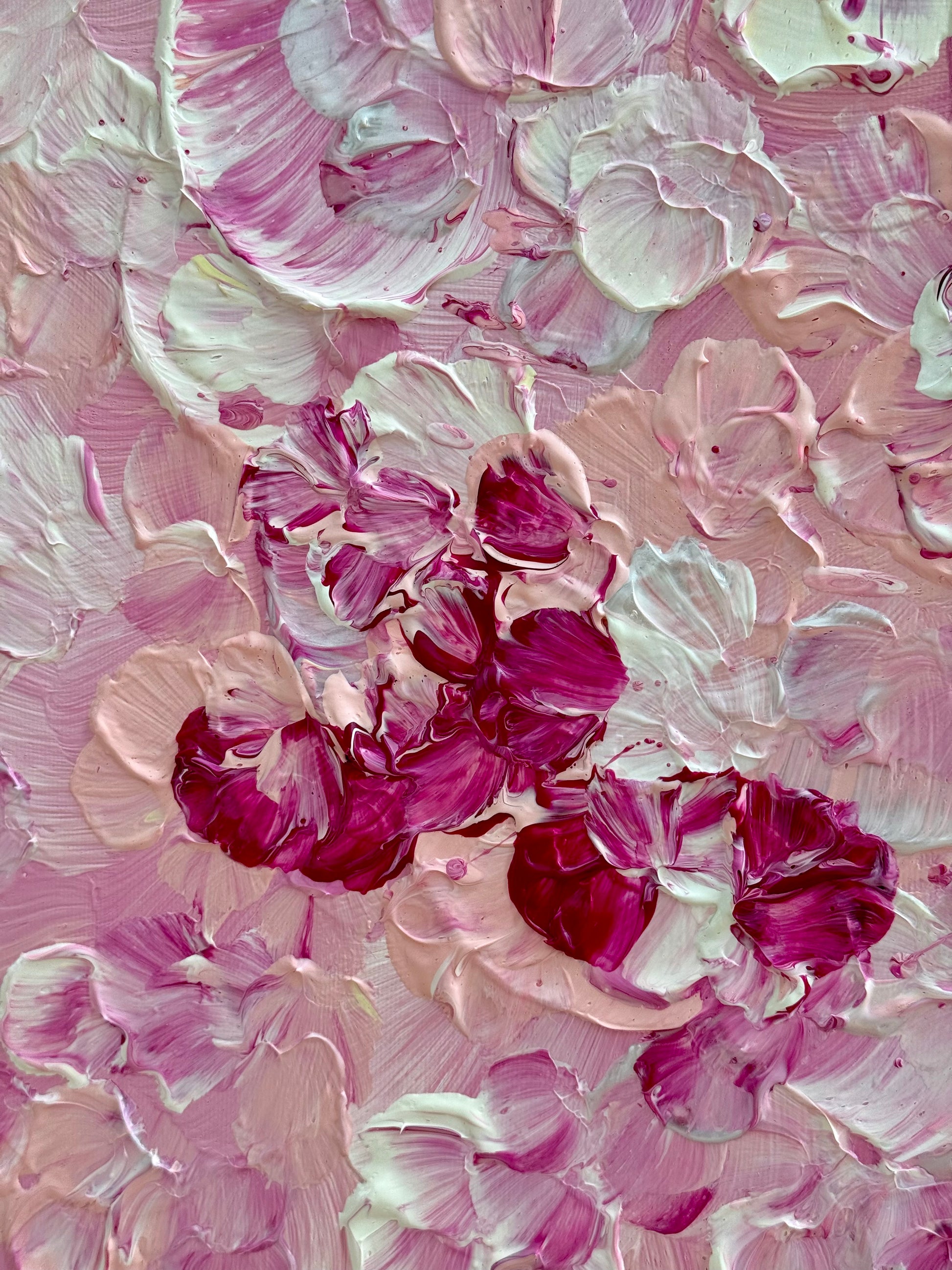 Detailaufnahme der strukturierten Blüten von FLORALS #17 mit Acrylgel, Beere, Pink, Rosé, Creme und irisierendem Weiß.